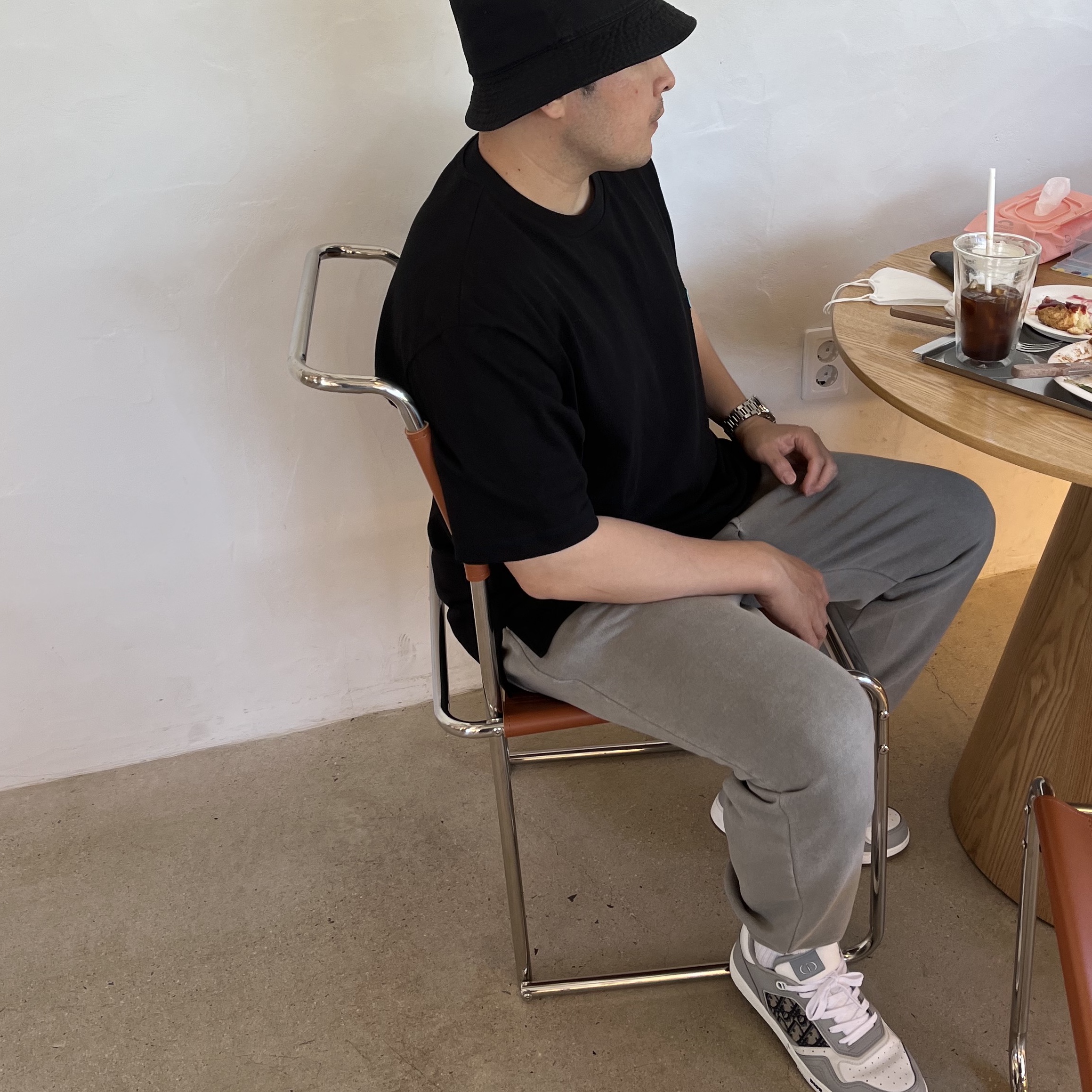 Dior B27 Low-Top Sneakers Gray 착용 스타일