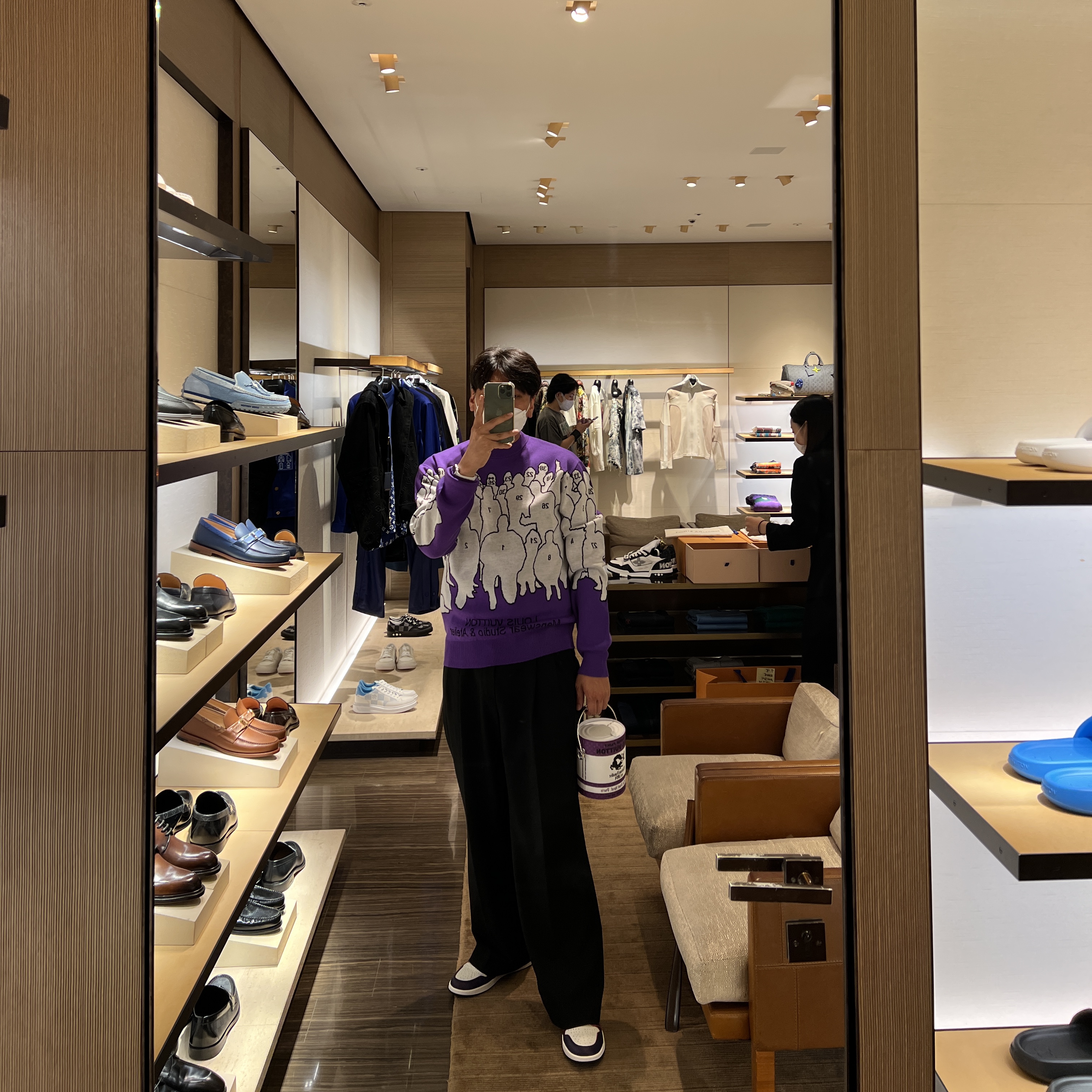 Louis Vuitton LV Paint Can Purple, Jordan 1 Retro High OG Defiant SB LA to Chicago 착용 스타일