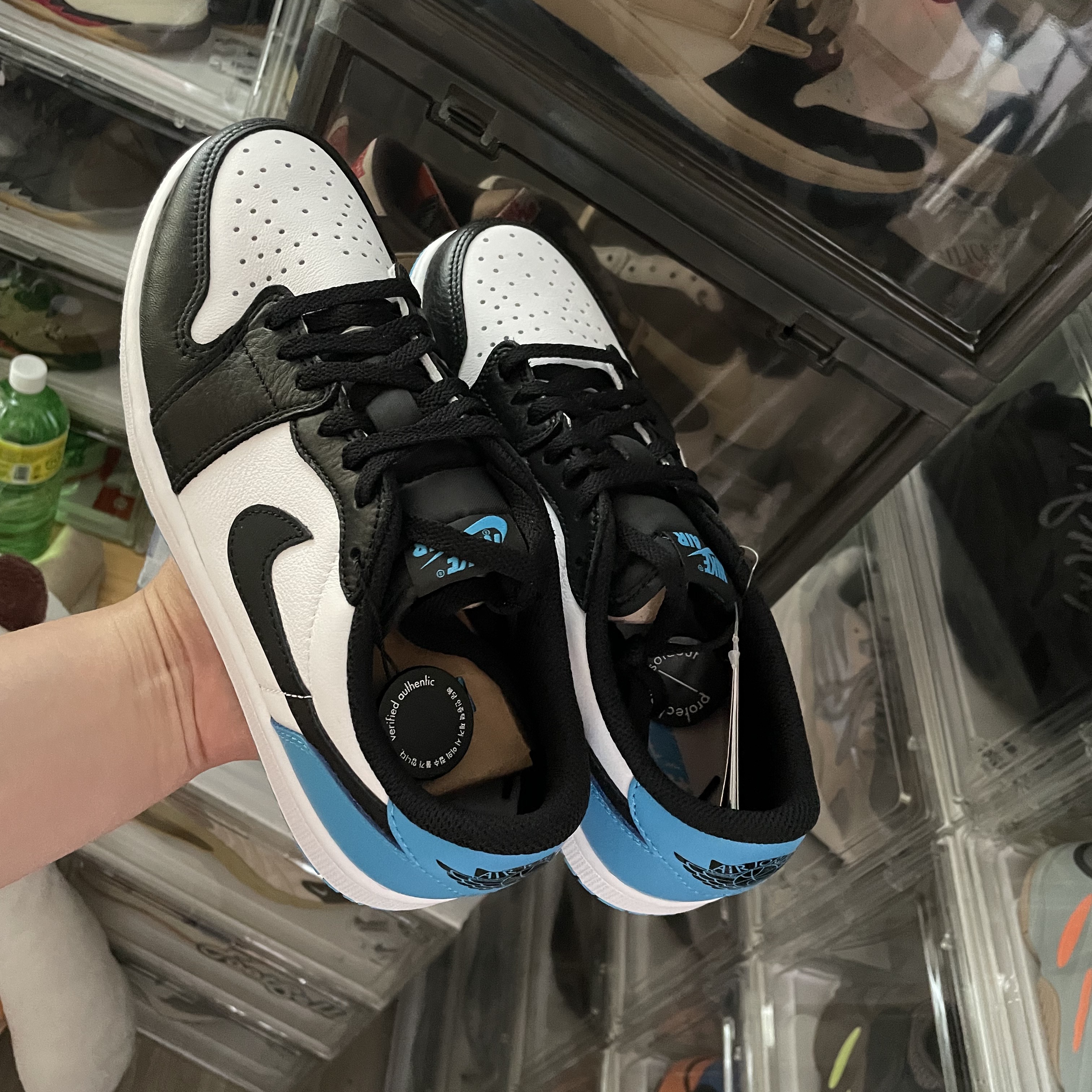Jordan 1 Retro Low OG Black and Dark Powder Blue, Jordan 1 Retro High Obsidian UNC 착용 스타일 - 1