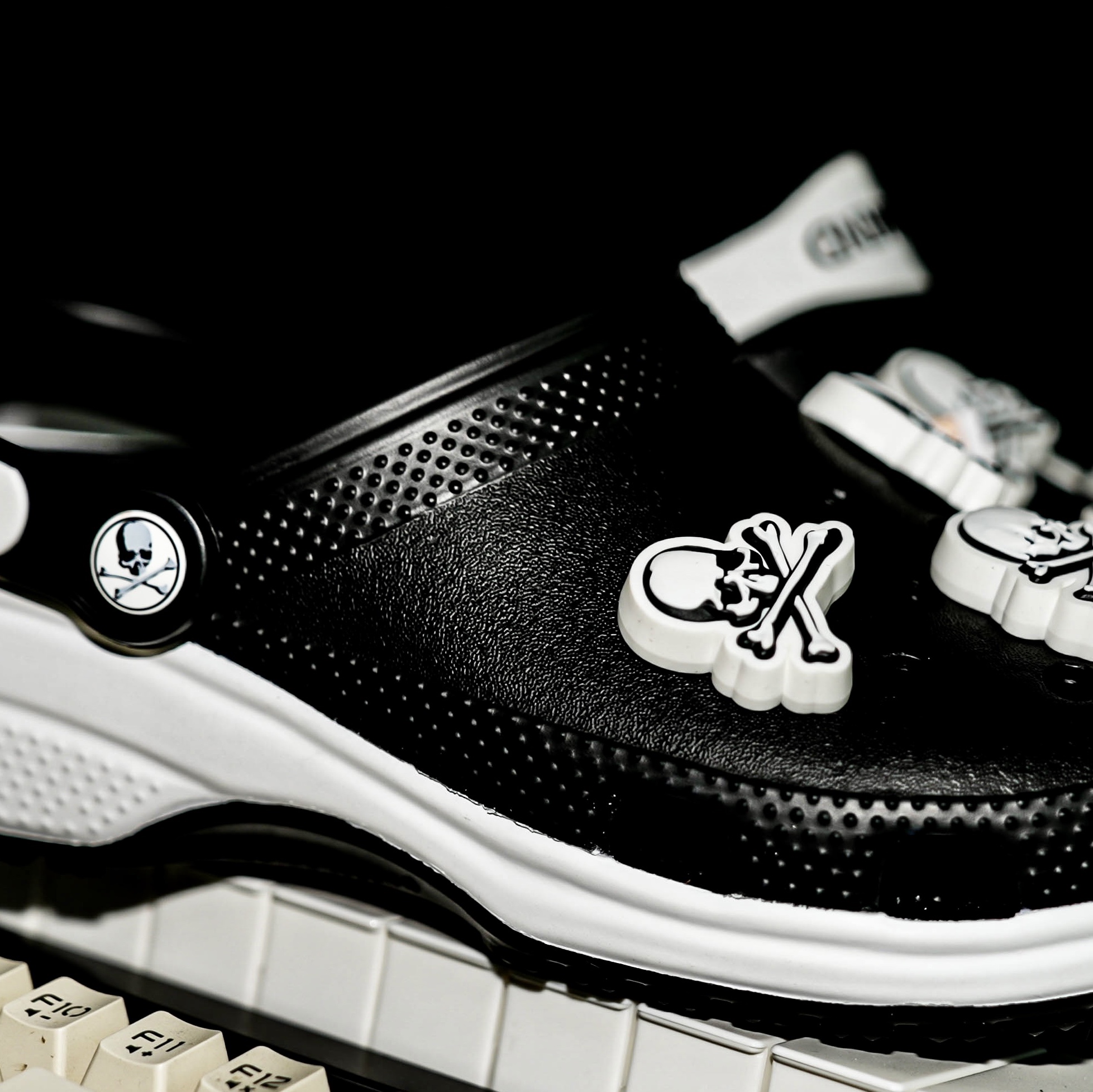 Crocs x Mastermind Classic Clog Black White 착용 스타일 - 5