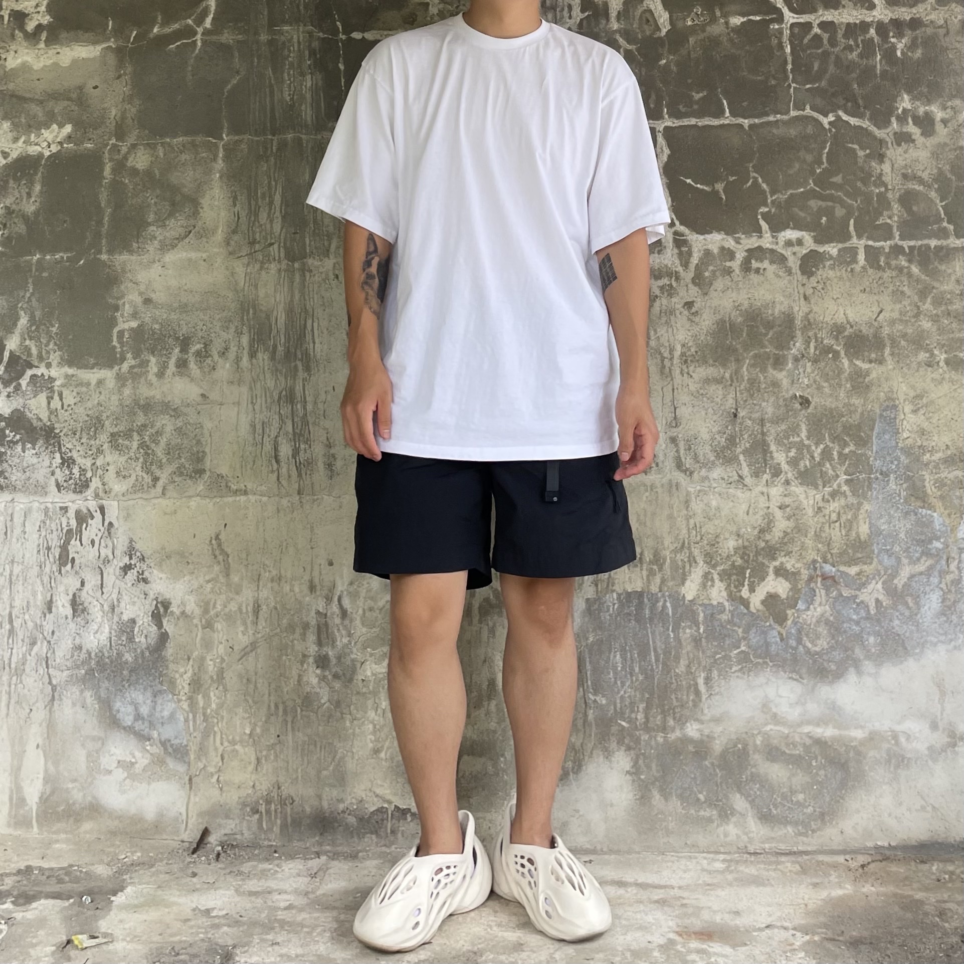 Adidas Yeezy Foam RNNR Sand 착용 스타일