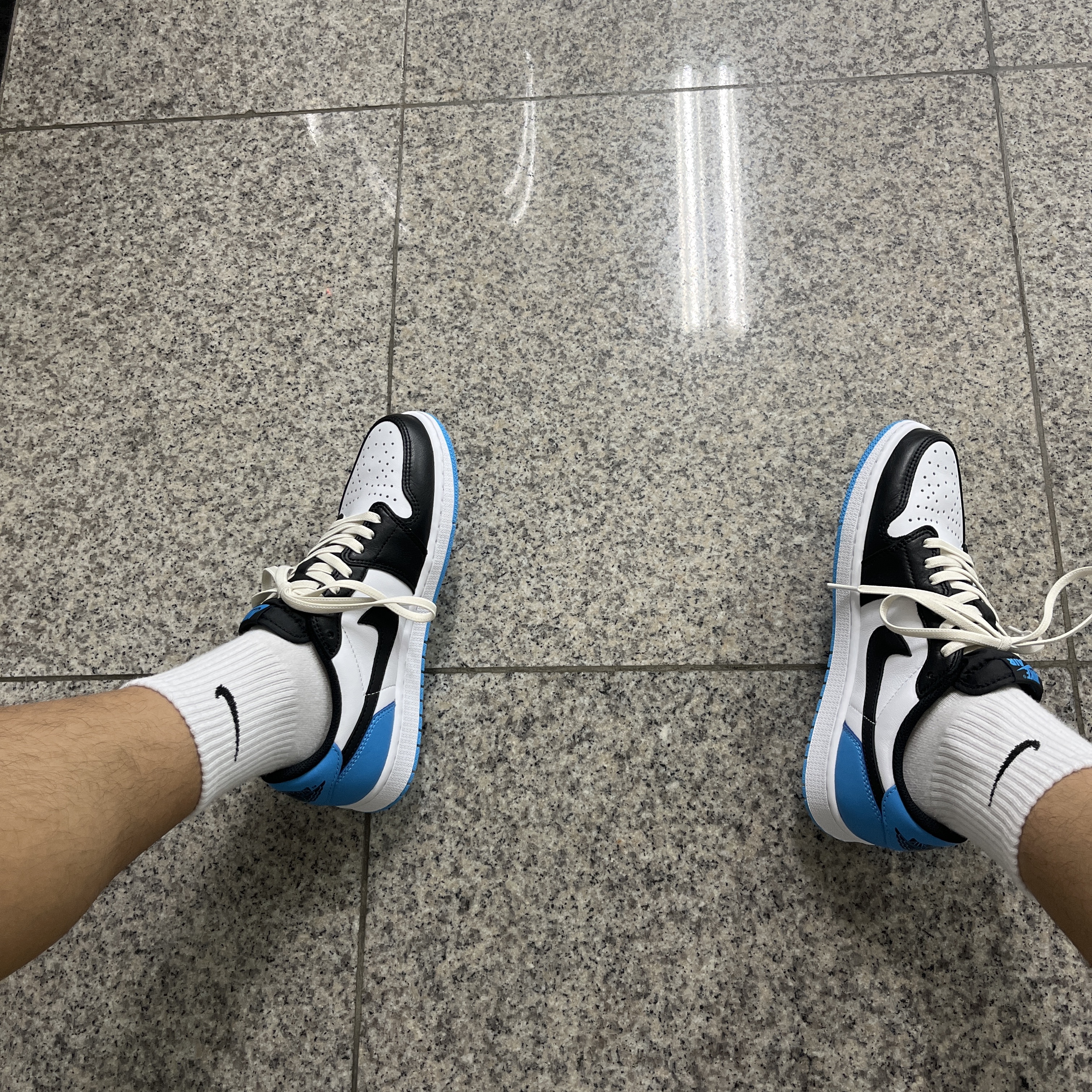Jordan 1 Retro Low OG Black and Dark Powder Blue 착용 스타일 - 3