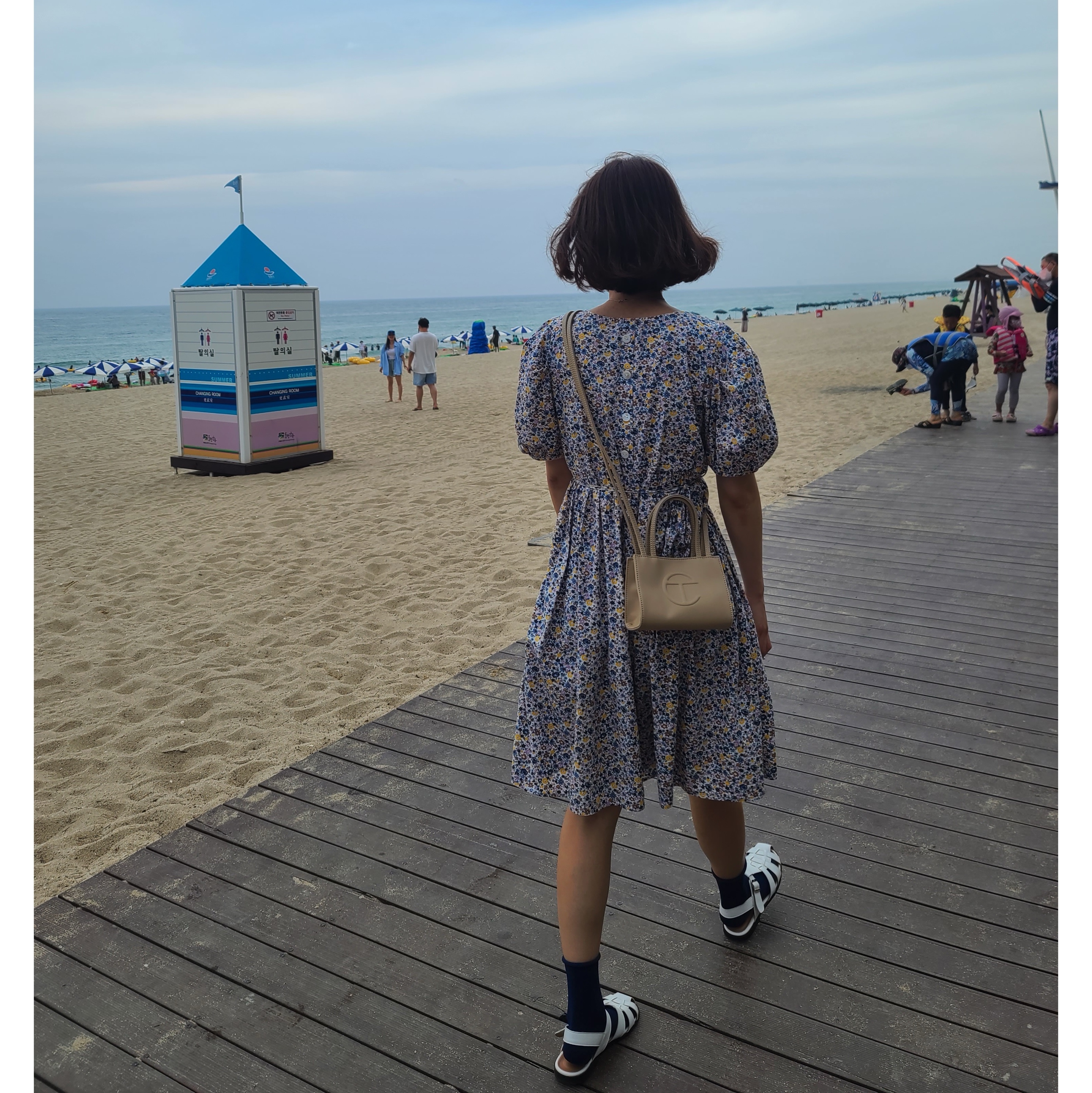 Telfar Small Shopping Bag Cream 착용 스타일