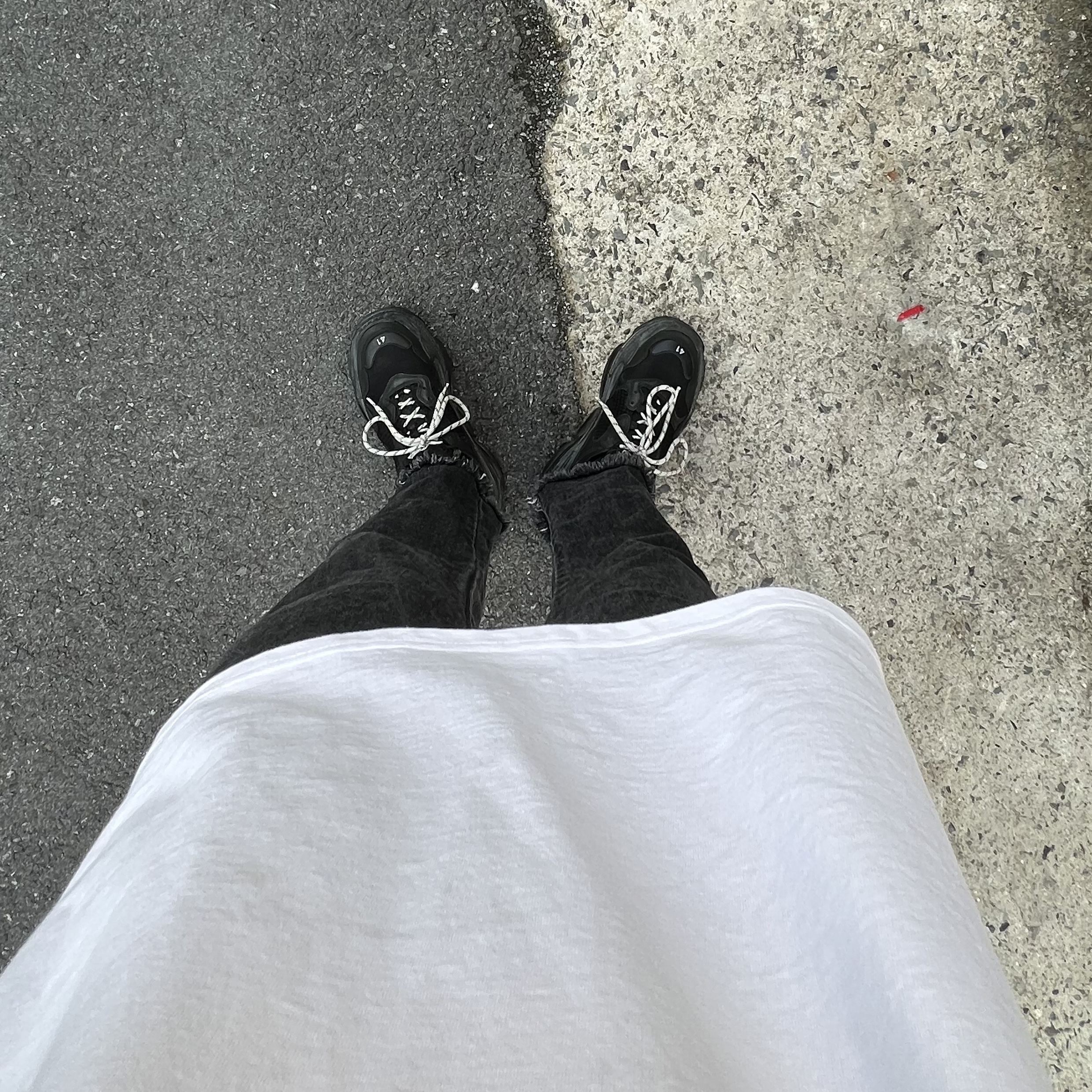 (W) Balenciaga Triple S Clear Sole Black, Stussy Strawberry T-Shirt White 착용 스타일