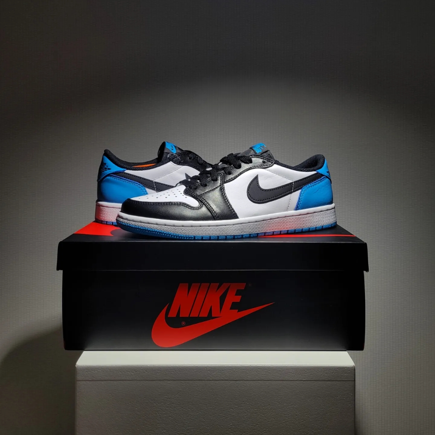 Jordan 1 Retro Low OG Black and Dark Powder Blue 착용 스타일