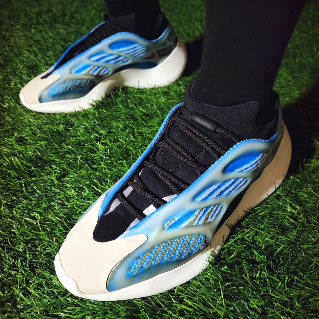 Adidas Yeezy 700 V3 Arzareth 착용 스타일 - 5