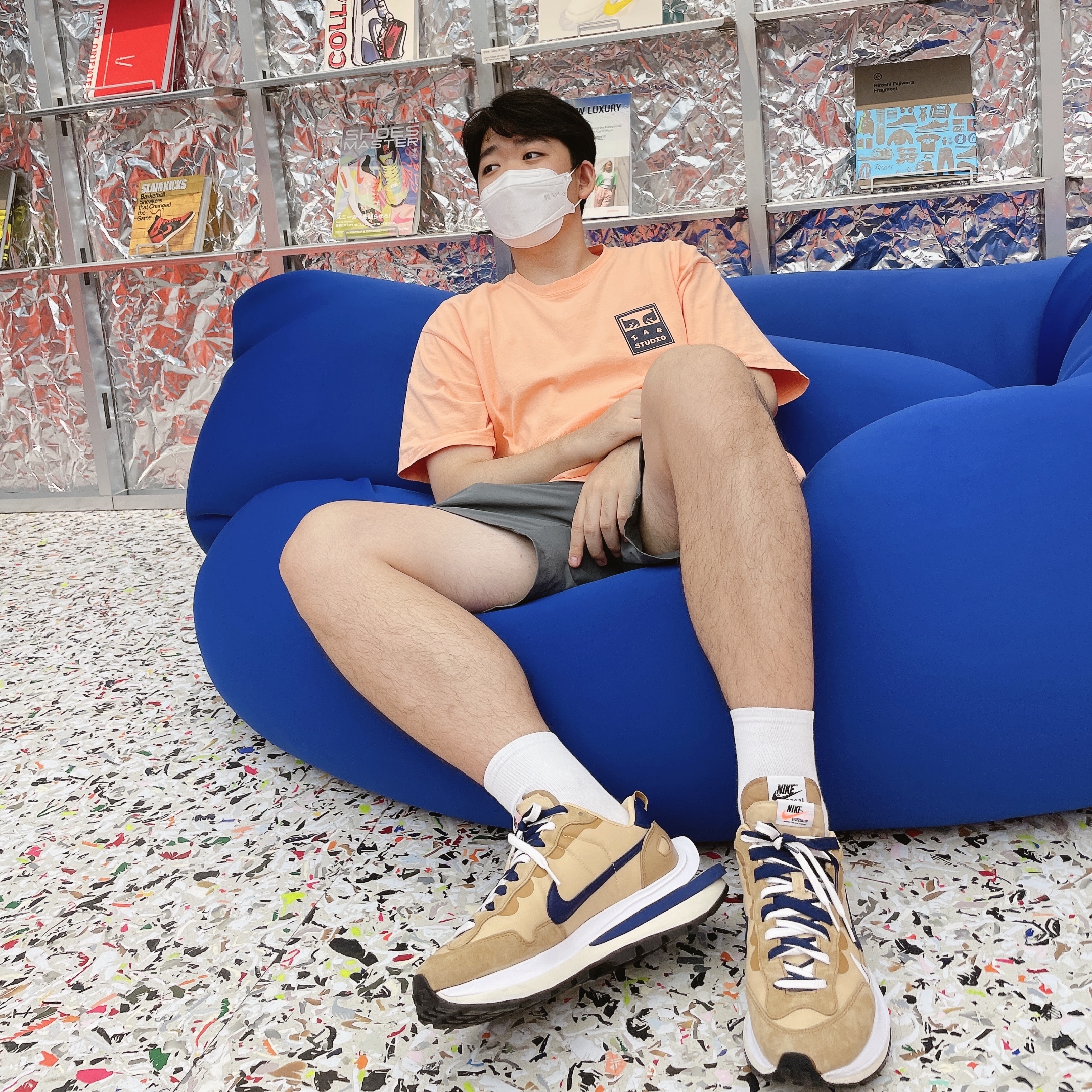 Nike x Sacai VaporWaffle Sesame and Blue Void, IAB Studio x Obey Eyes Icon T-Shirt Melon 착용 스타일