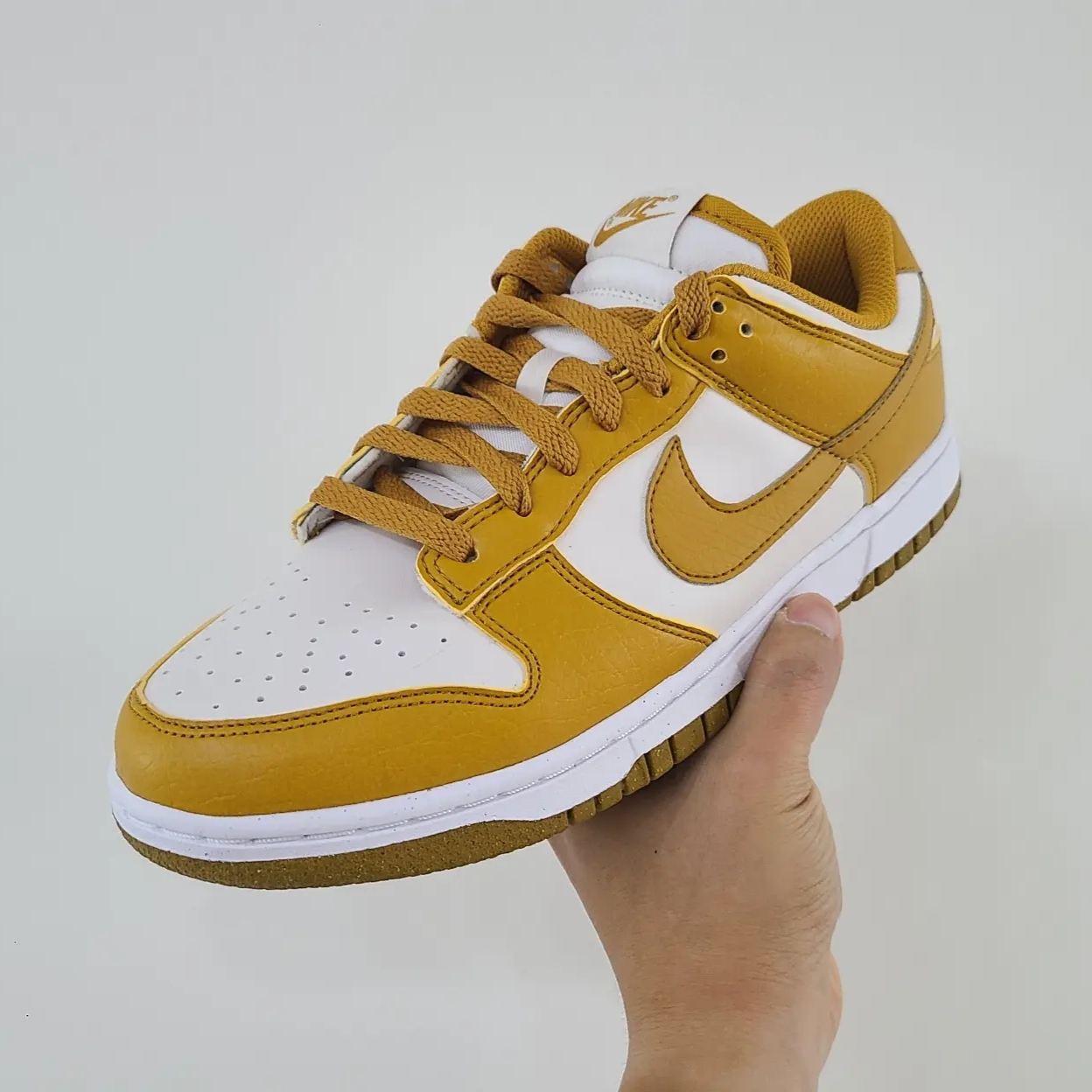 (W) Nike Dunk Low Next Nature Phantom 착용 스타일 - 1