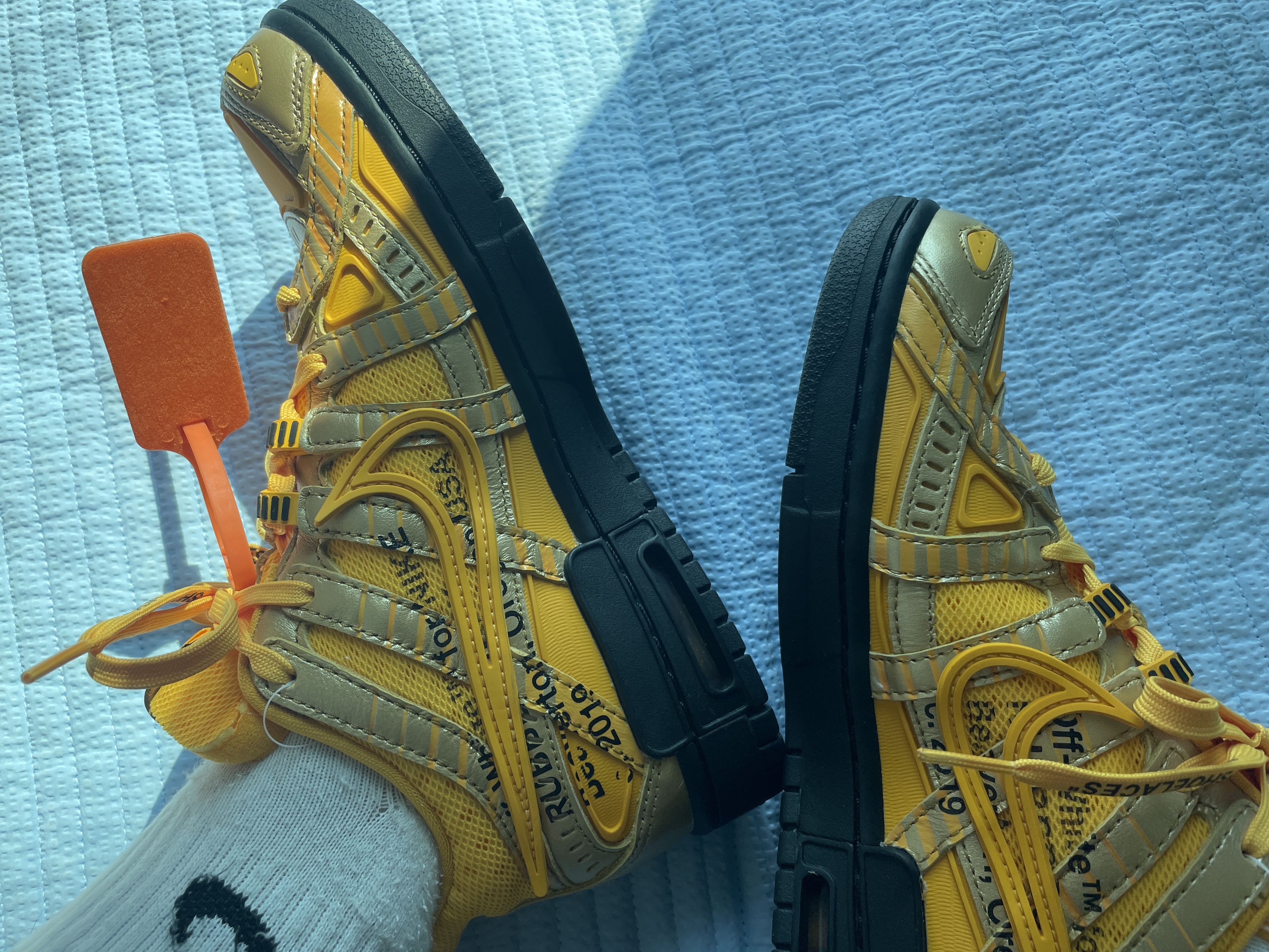 Nike x Off-White Air Rubber Dunk University Gold 착용 스타일 - 1