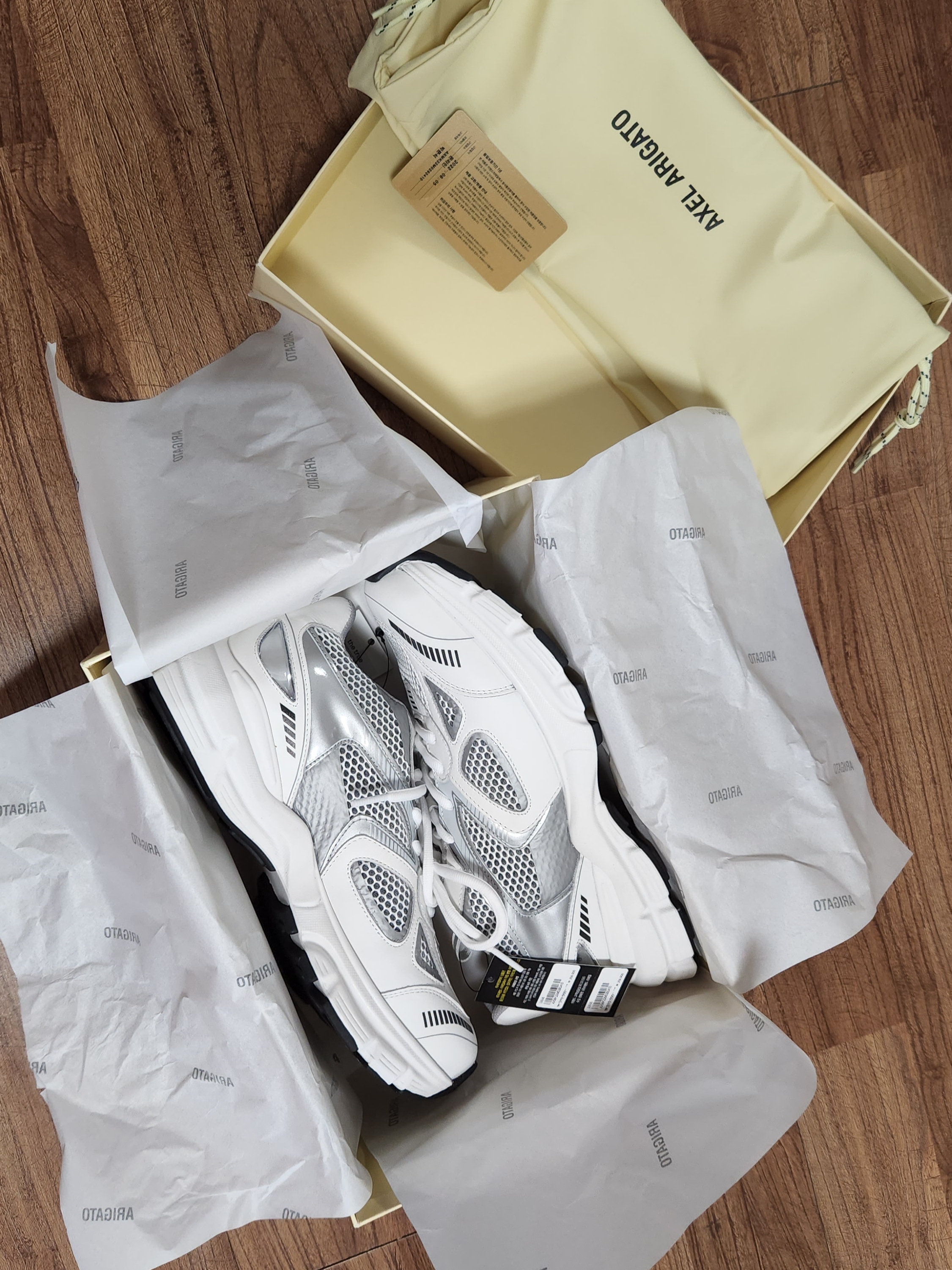 Axel Arigato Marathon Runner White Silver, New Balance x Thisisneverthat 1906R 2022 Downtown Run 착용 스타일 - 4
