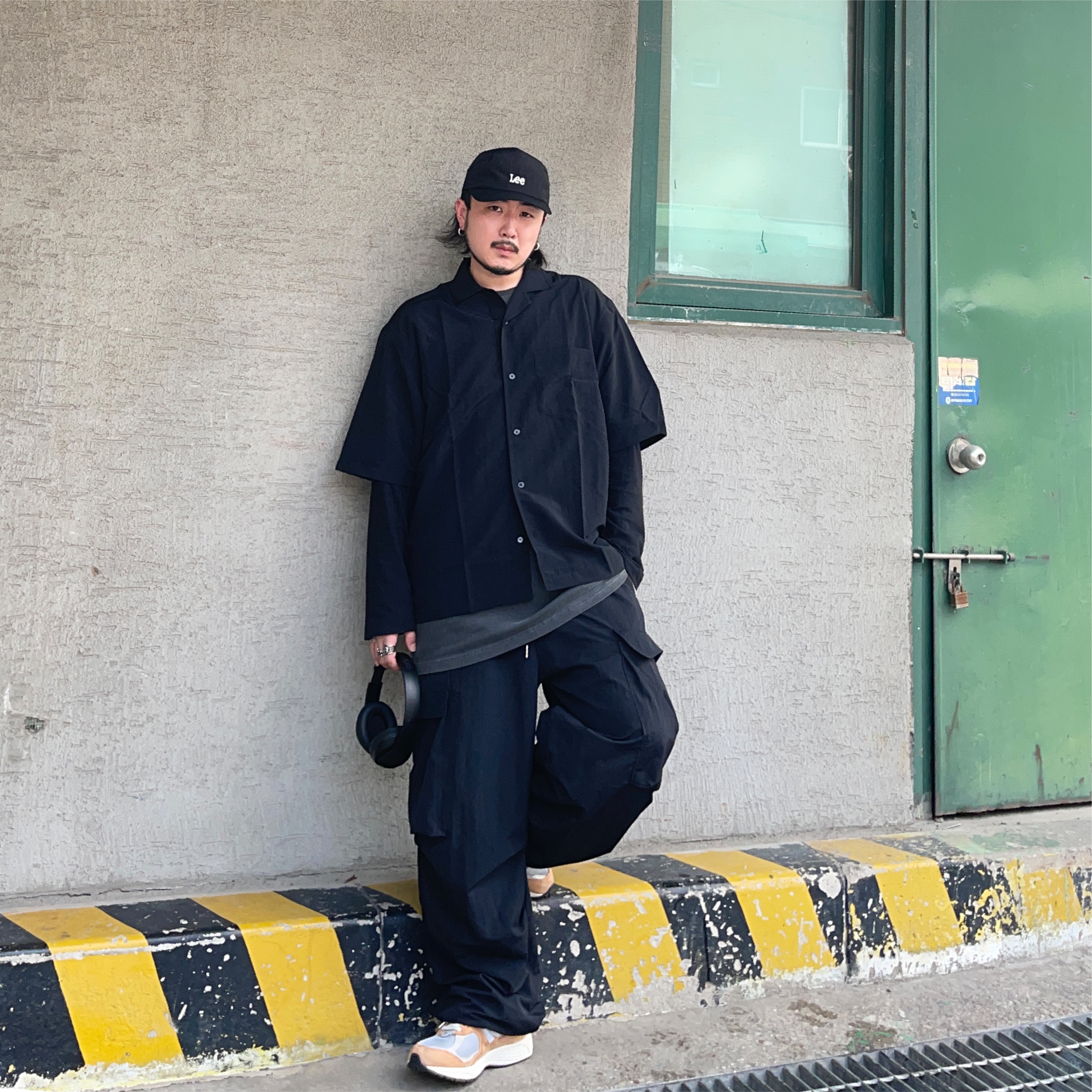 New Balance 2002R Special Vintage Beige, Sony WH-1000XM5 Black (Korean Ver.) 착용 스타일