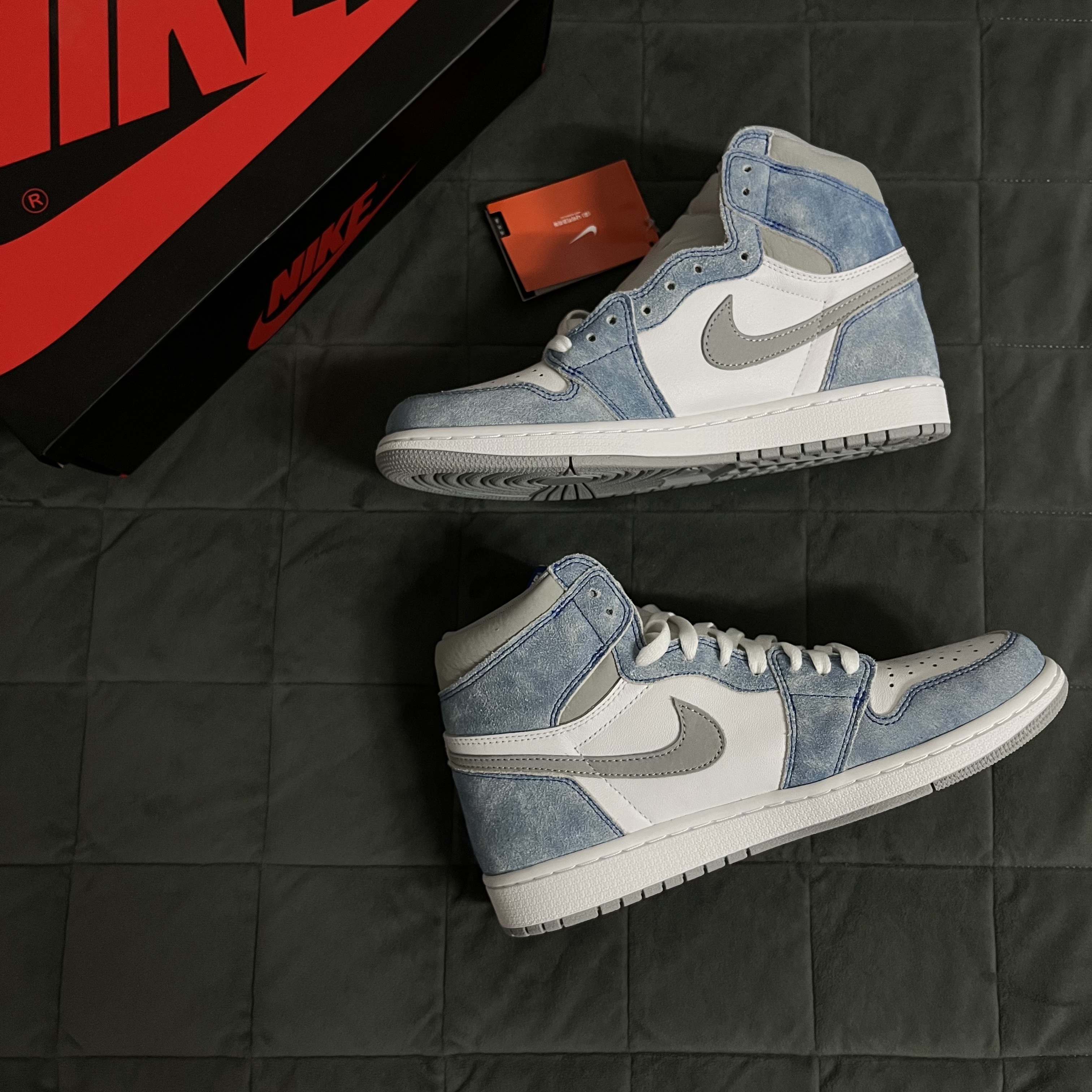 Jordan 1 Retro High OG Hyper Royal 착용 스타일