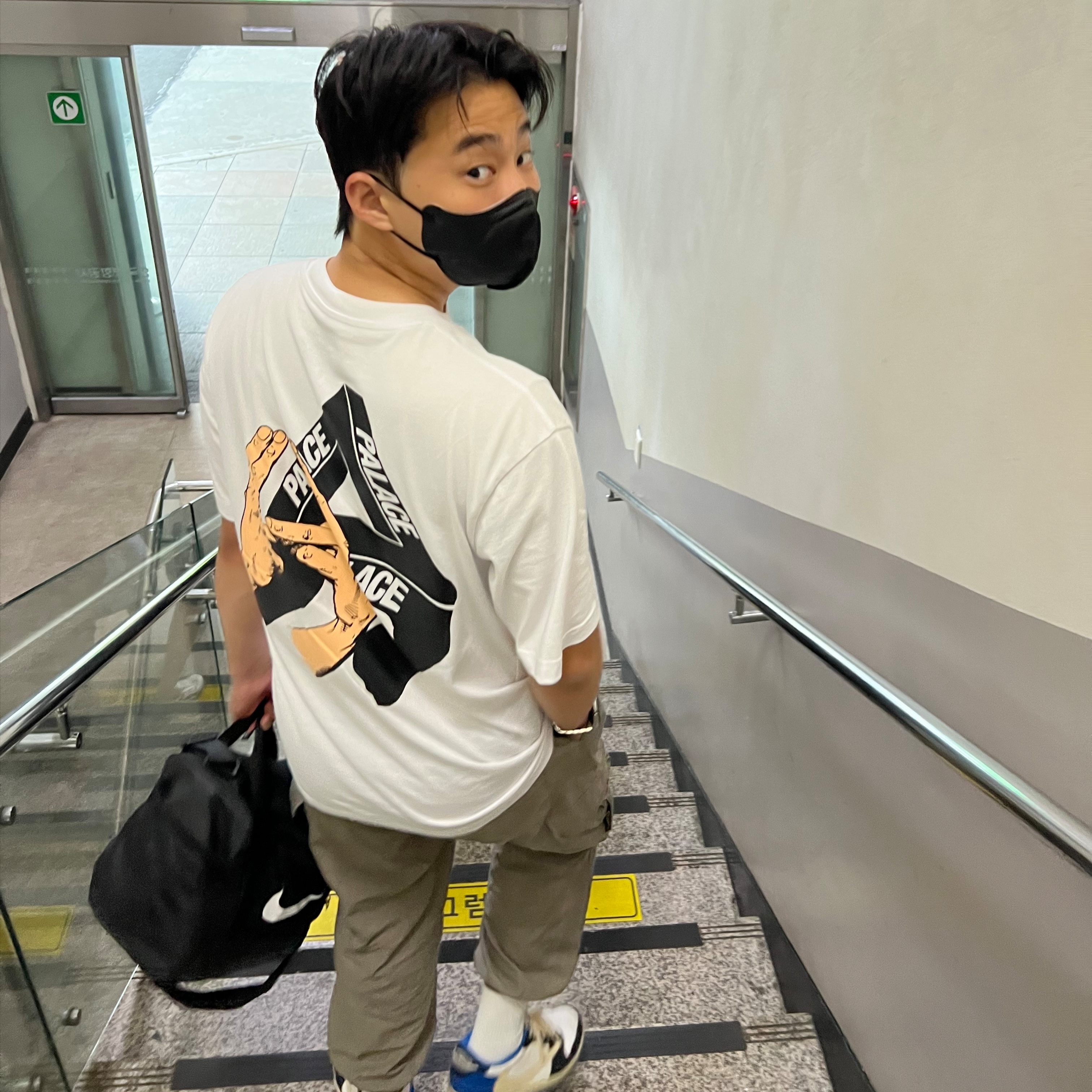 Palace Valley of the Shadows T-Shirt White - 22SS, Jordan 1 x Travis Scott x Fragment Retro Low OG SP Military Blue 착용 스타일 - 3