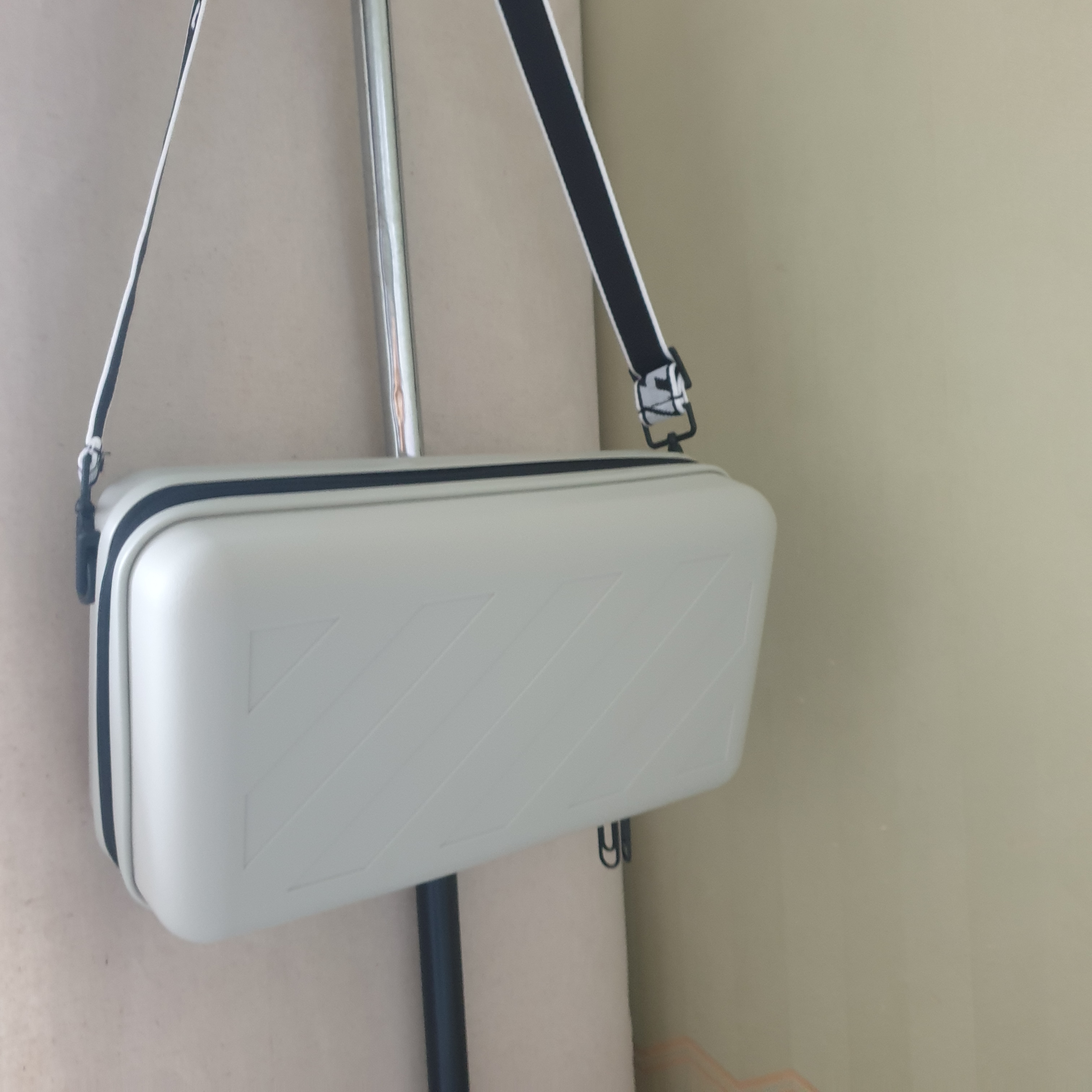 Off-White x Amore Pacific Protection Box (Without Cosmetics) 착용 스타일