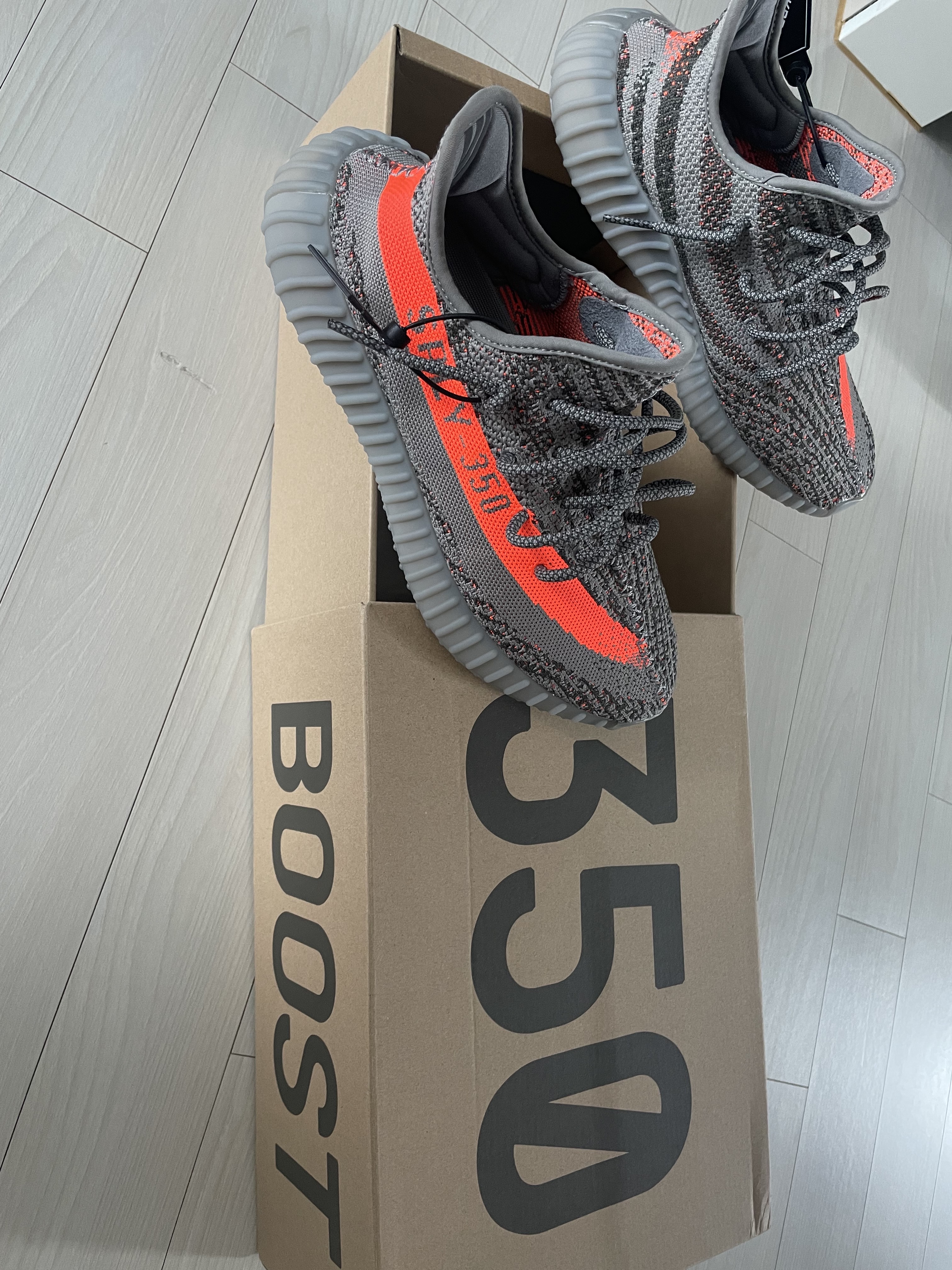 Adidas Yeezy Boost 350 V2 Beluga - Reflective 착용 스타일