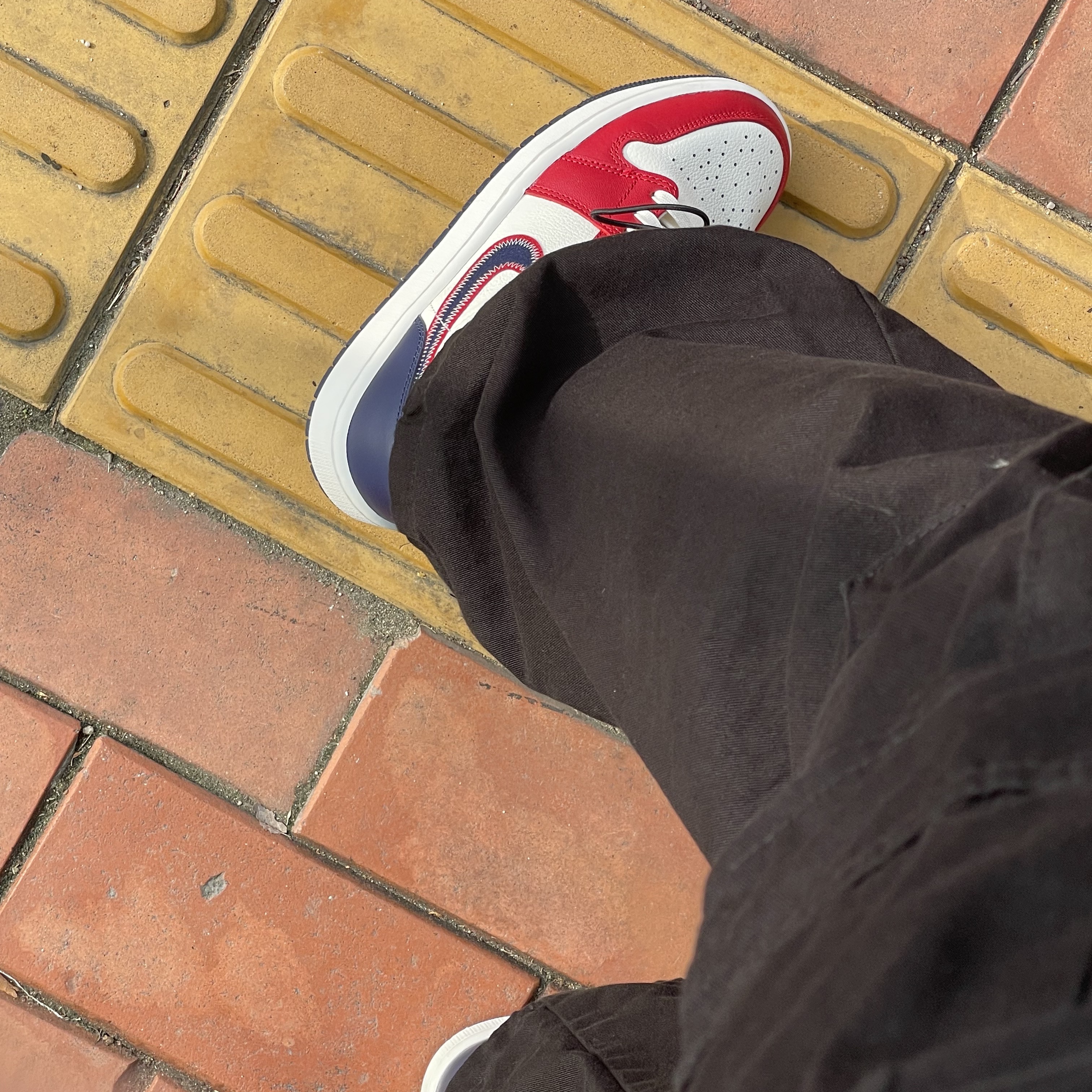 (W) Jordan 1 Mid SE Gym Red Midnight Navy 착용 스타일 - 2