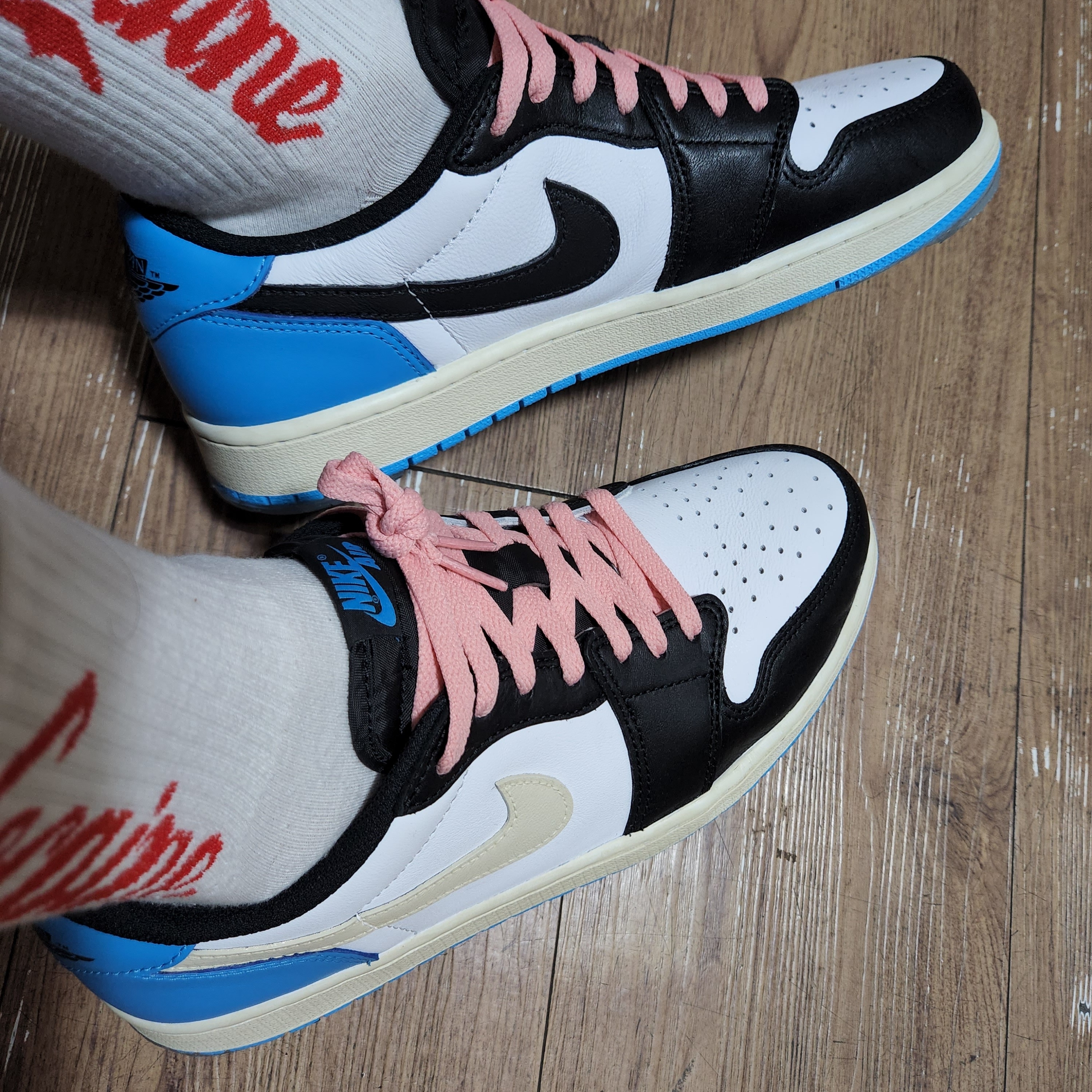 Jordan 1 Retro Low OG Black and Dark Powder Blue 착용 스타일 - 1