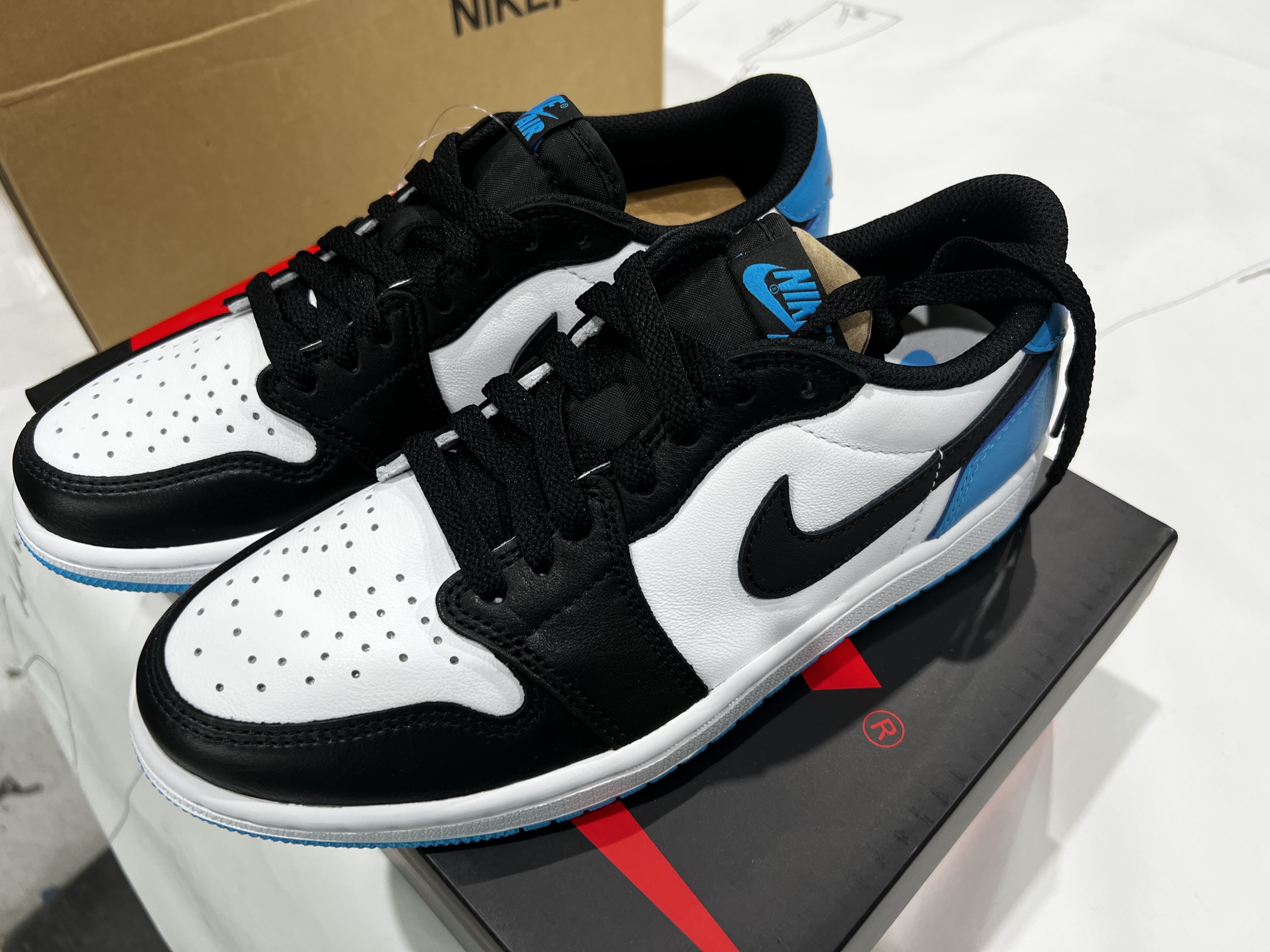 Jordan 1 Retro Low OG Black and Dark Powder Blue 착용 스타일
