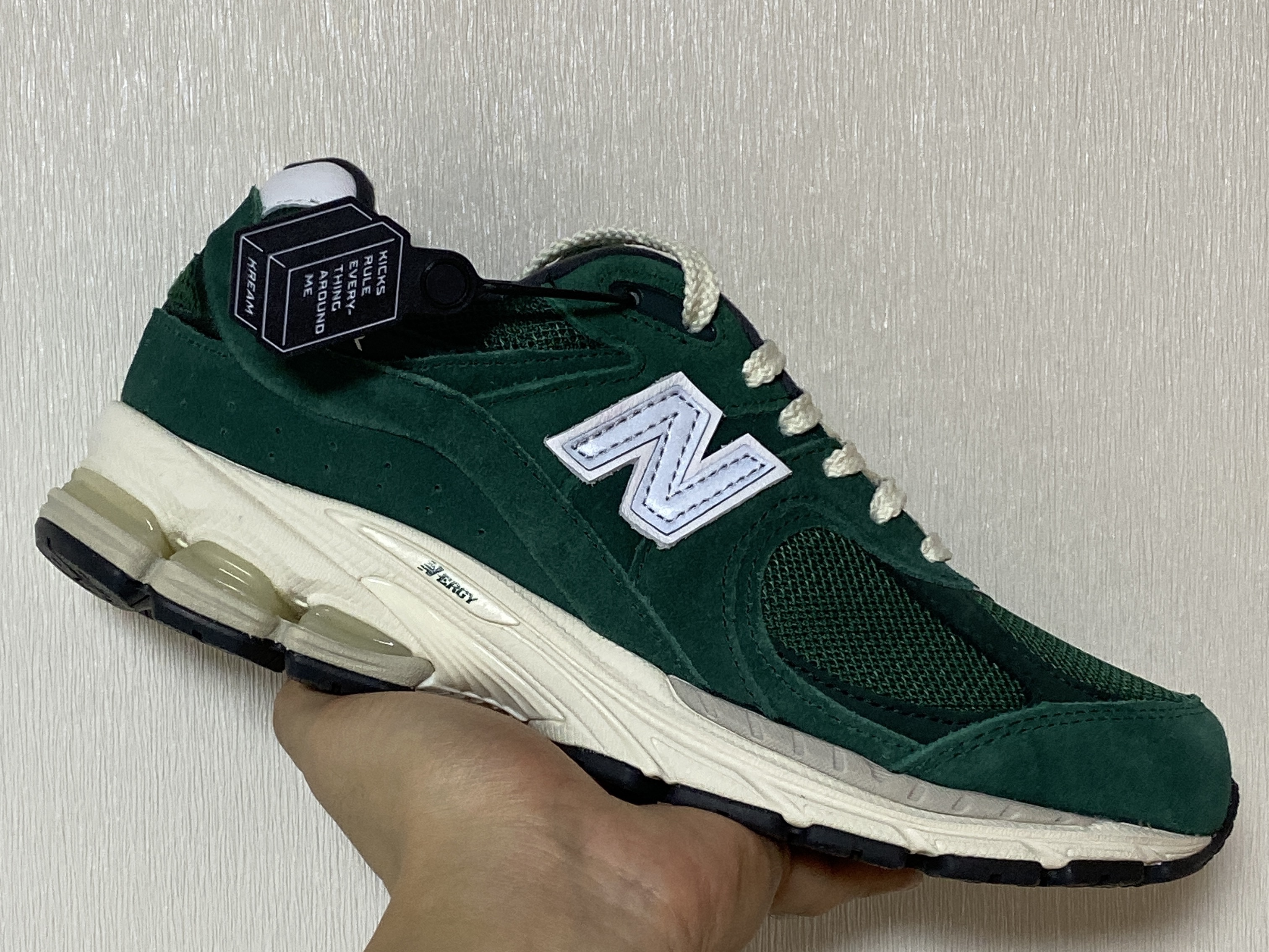 New Balance 2002R Nightwatch Green 착용 스타일