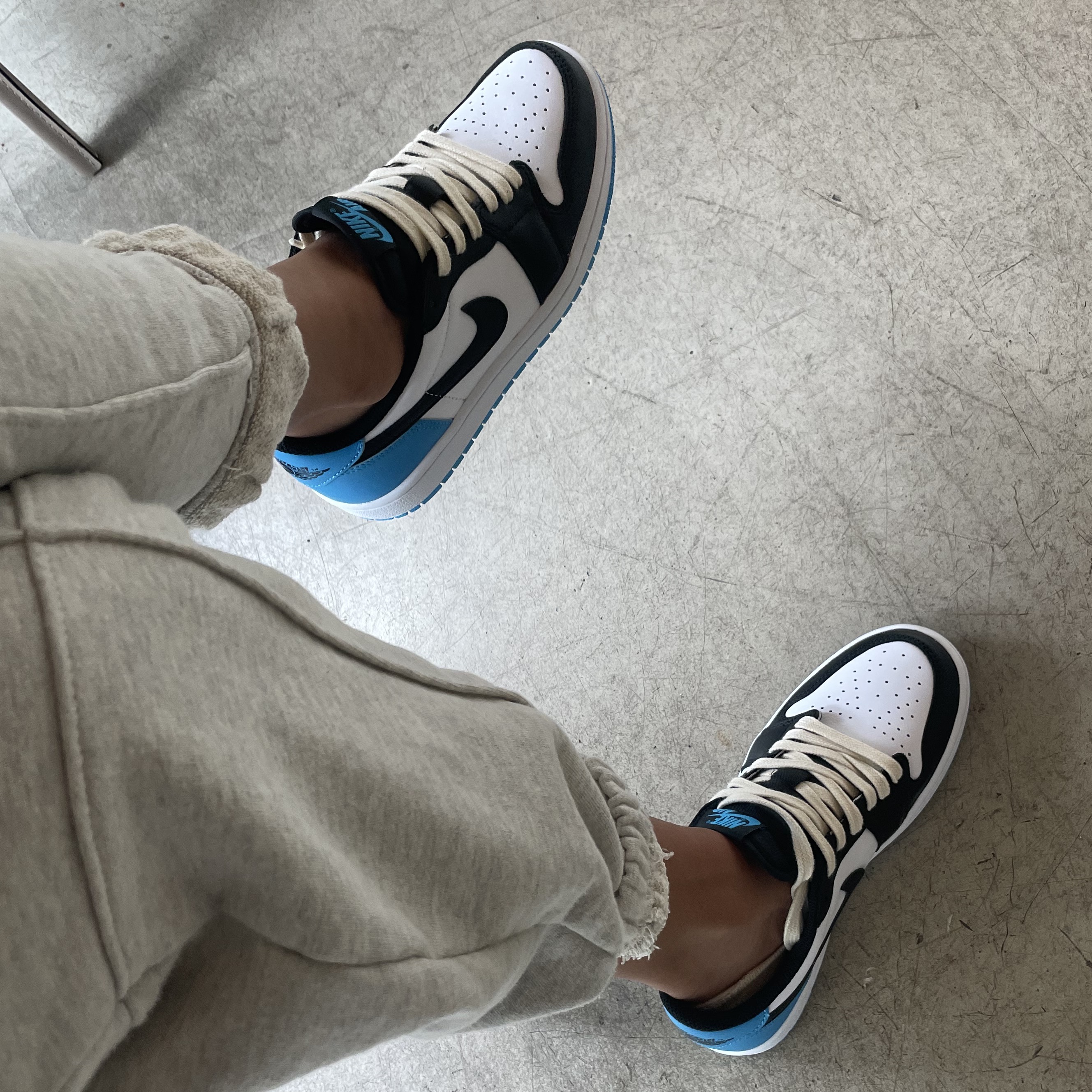 (W) Jordan 1 Retro Low OG Black and Dark Powder Blue 착용 스타일