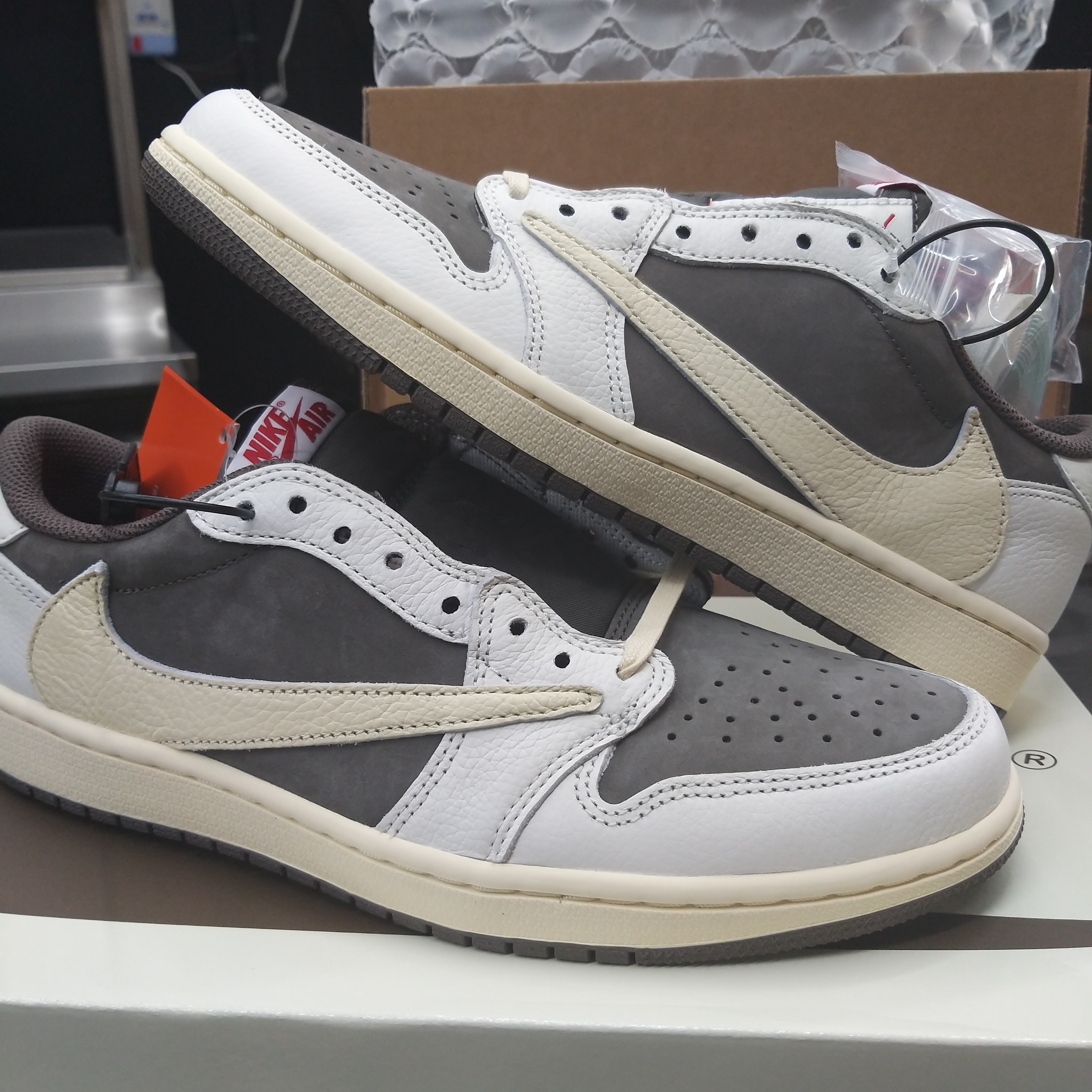 Jordan 1 x Travis Scott Retro Low OG SP Sail and Ridgerock 착용 스타일