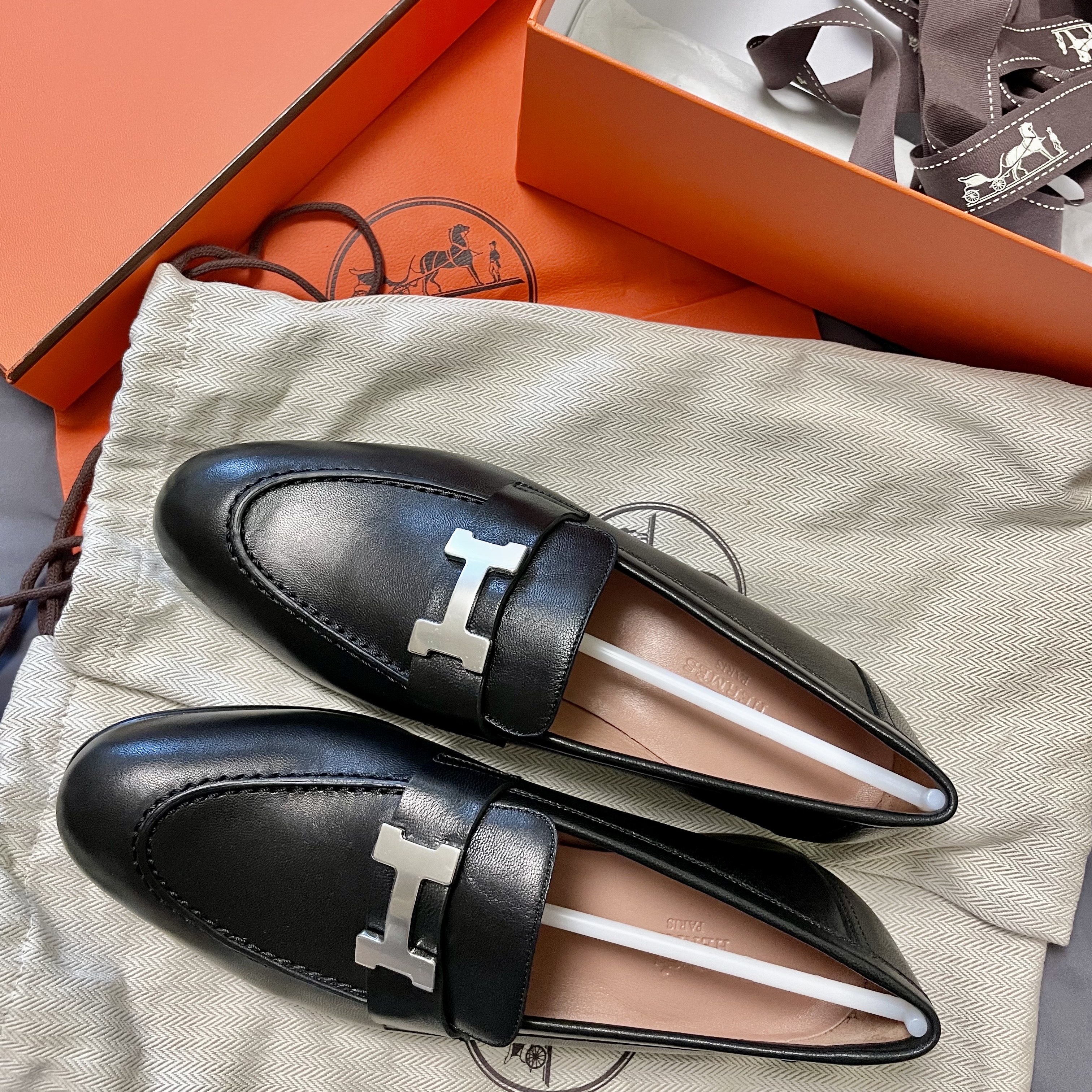 (W) Hermes Paris Loafers Goatskin & Palladium Noir 착용 스타일