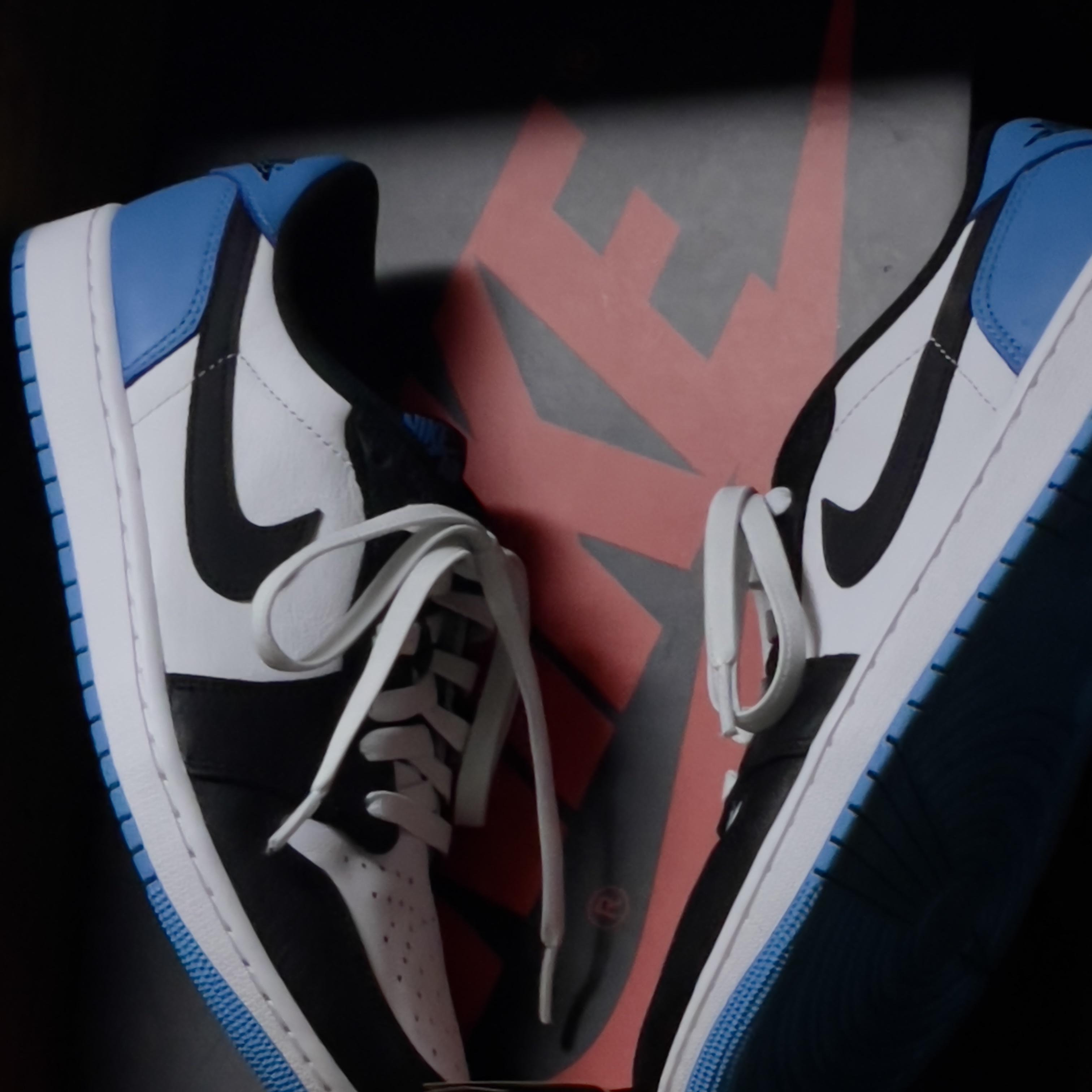 Jordan 1 Retro Low OG Black and Dark Powder Blue 착용 스타일 - 1