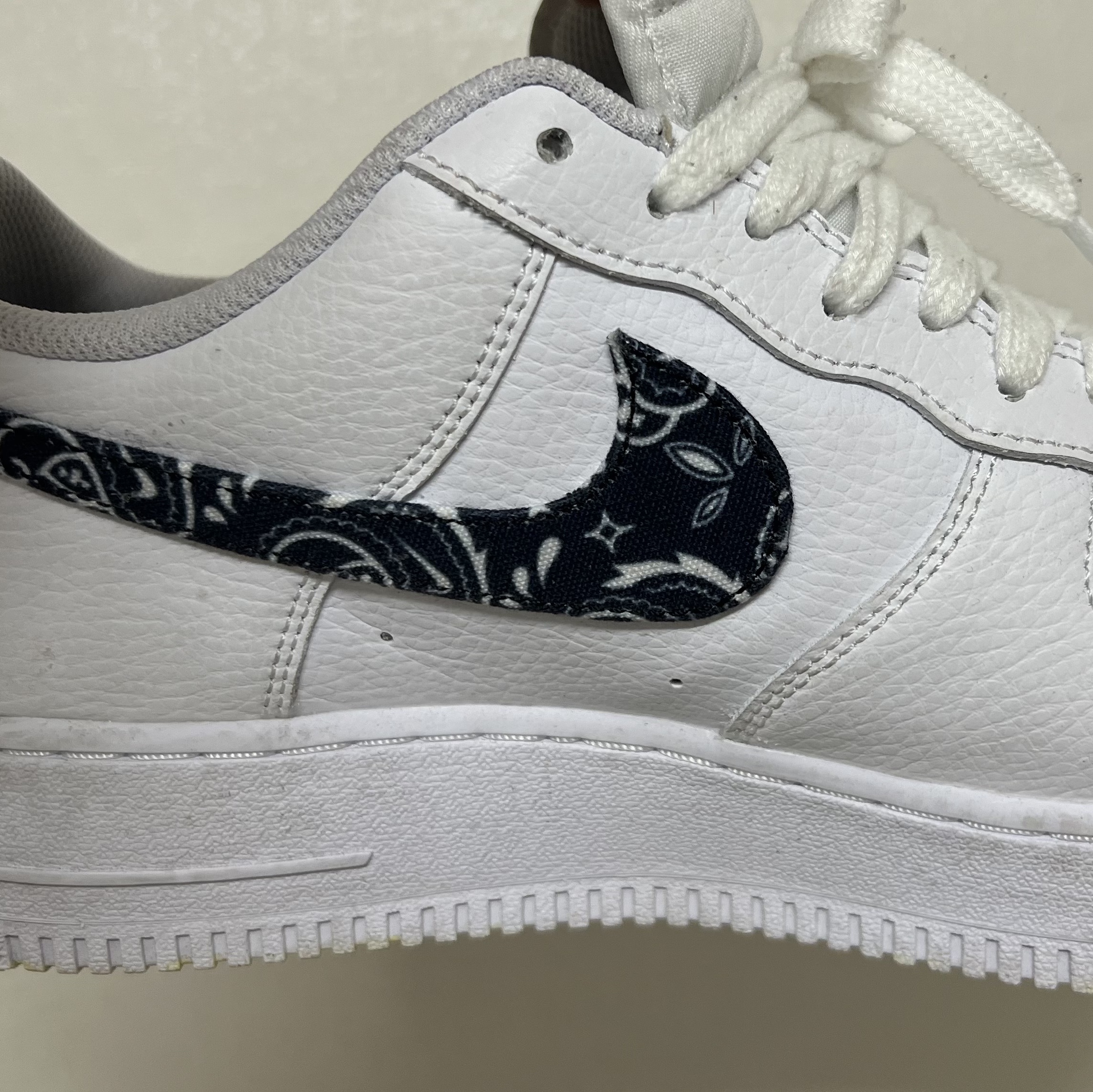 (W) Nike Air Force 1 '07 Essential Paisley Swoosh White Black 착용 스타일