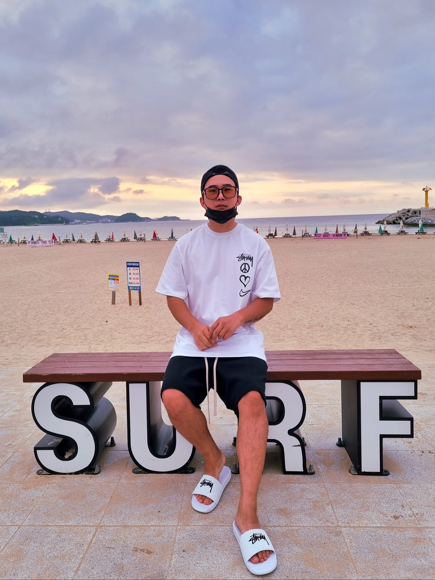 Nike x Stussy NRG RA T-Shirt Summit White (DM4942-121), Nike x Stussy Benassi Slide Sail 착용 스타일