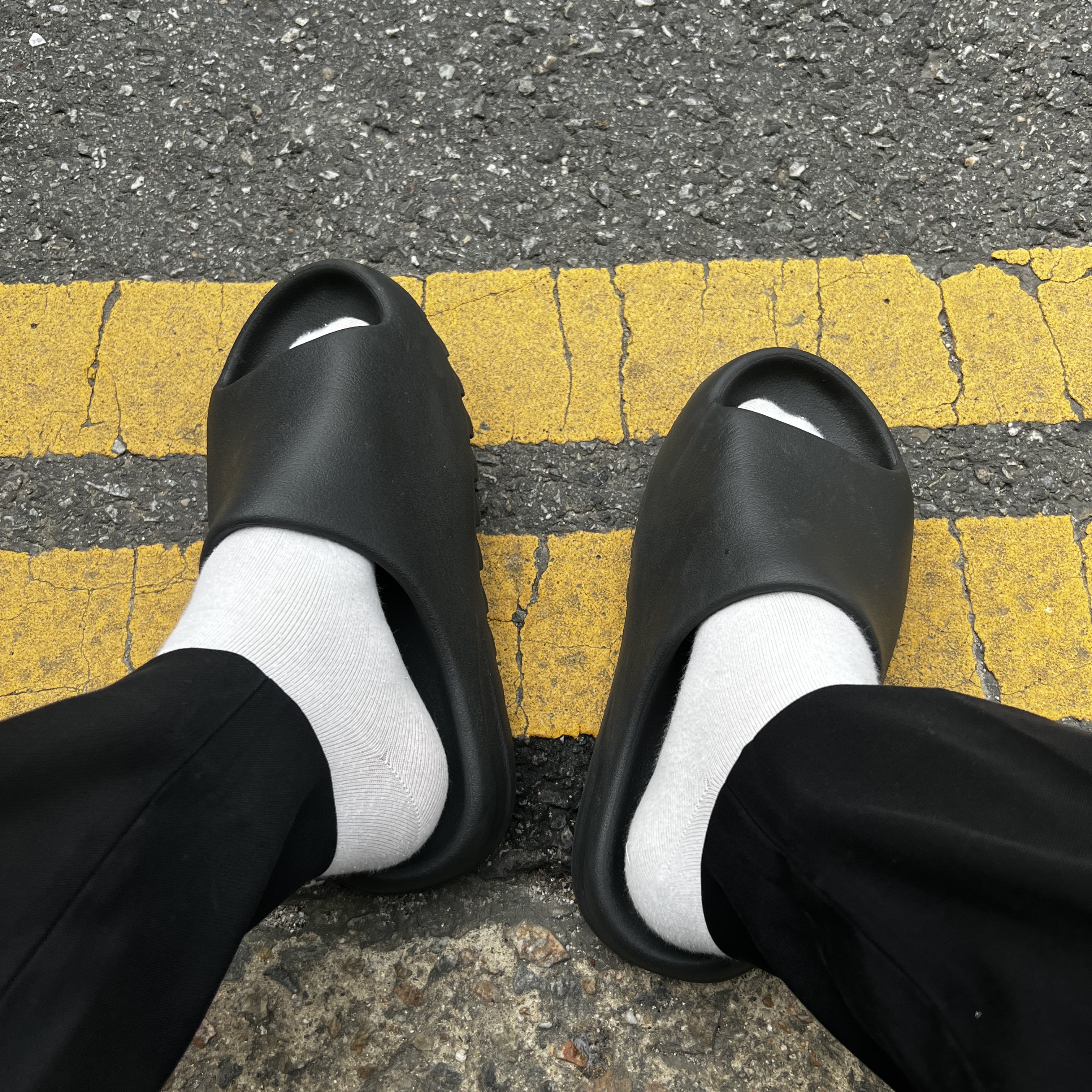 Adidas Yeezy Slide Onyx 착용 스타일