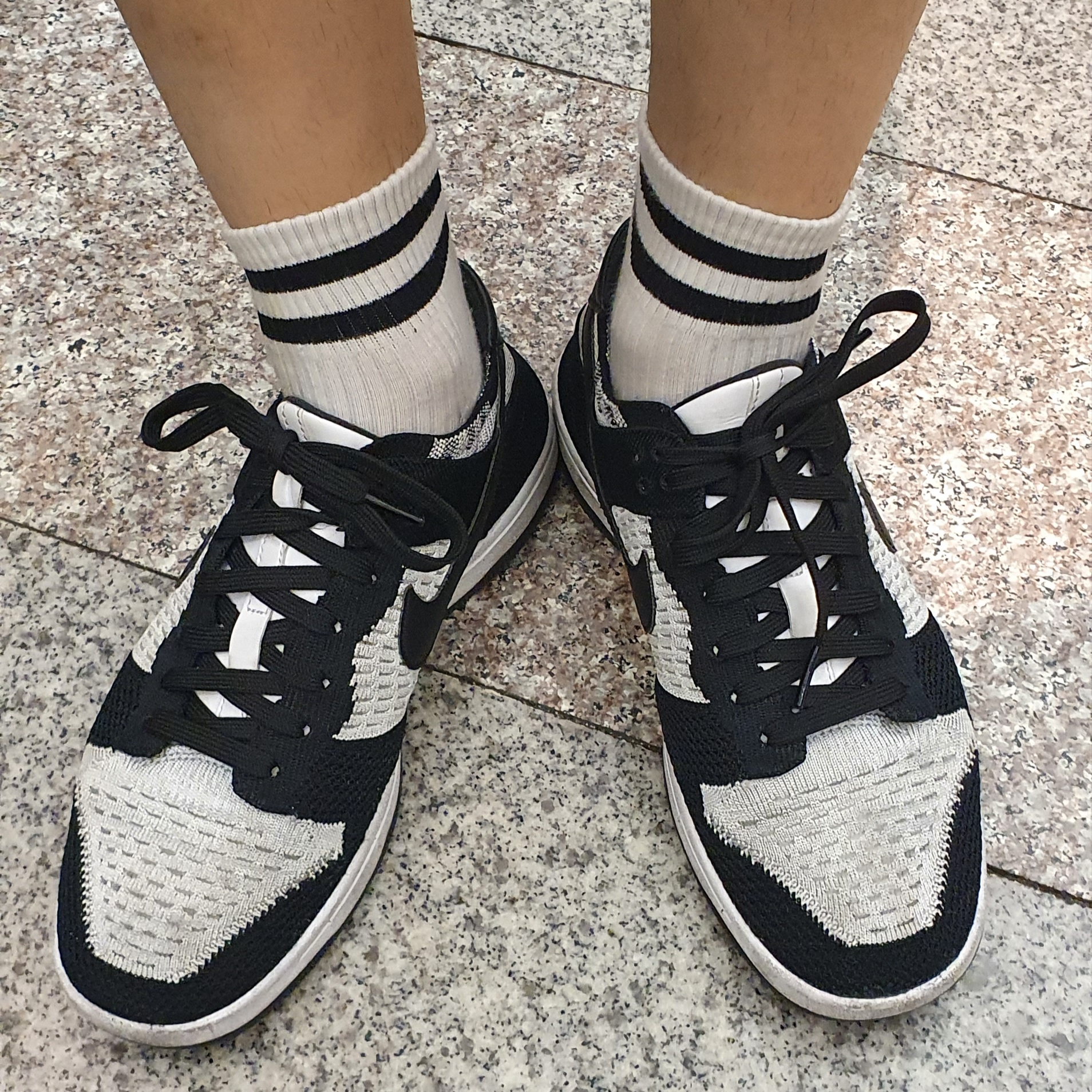 Nike Dunk Low Flyknit White Wolf Grey 착용 스타일 - 1