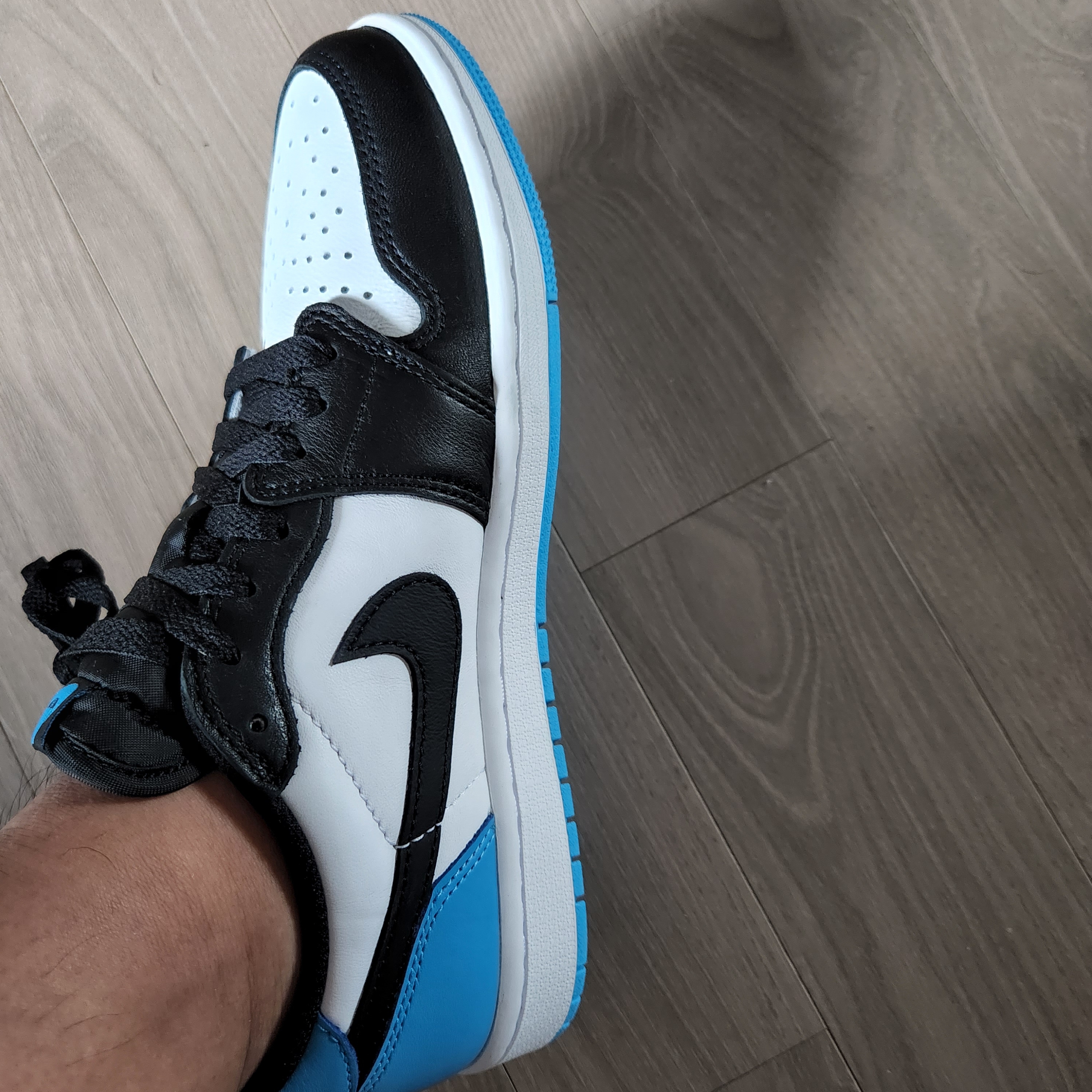 Jordan 1 Retro Low OG Black and Dark Powder Blue 착용 스타일