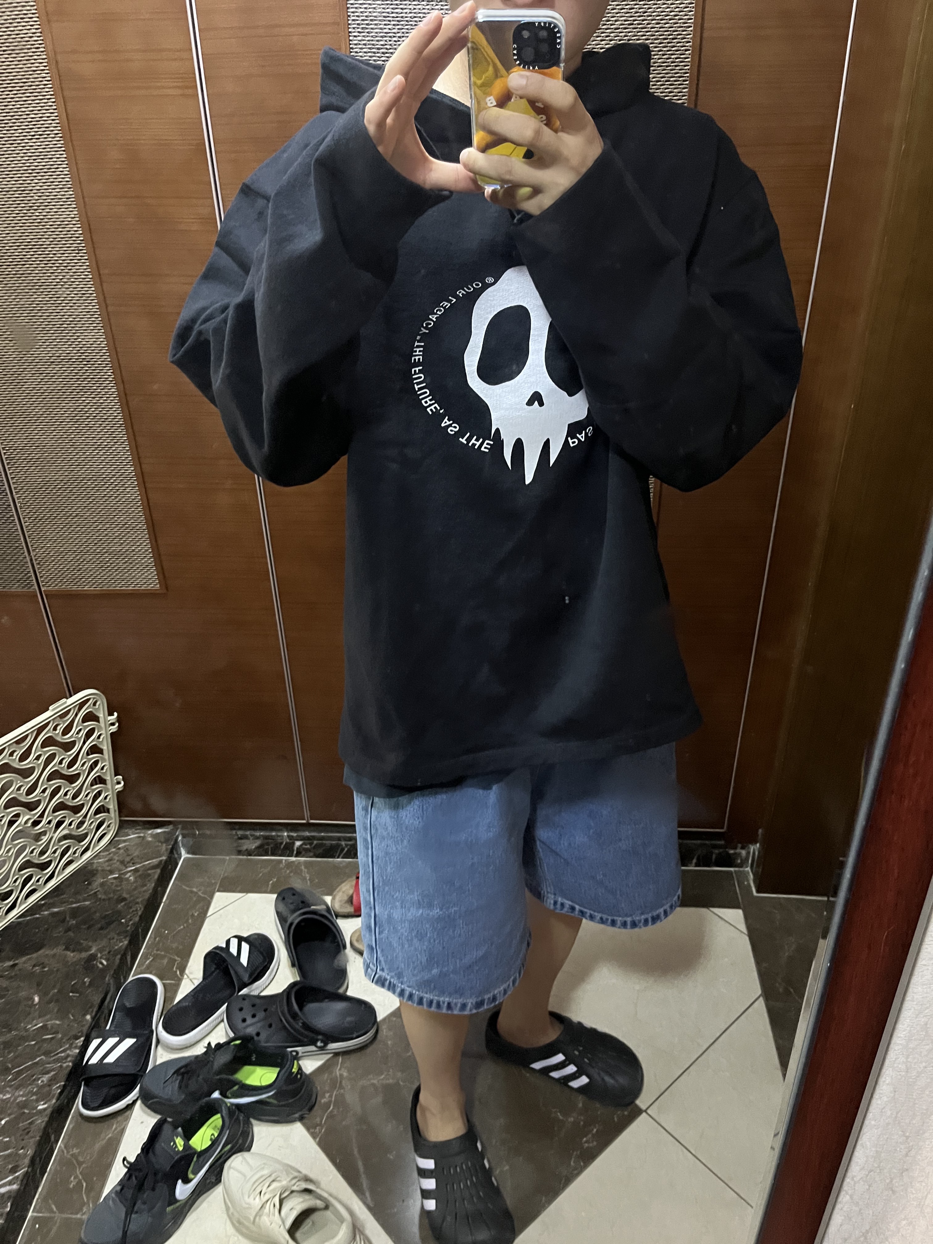 Our Legacy Loose Hoodie Maverick Skull Print Black, Adidas Adilette Clog Black White 착용 스타일