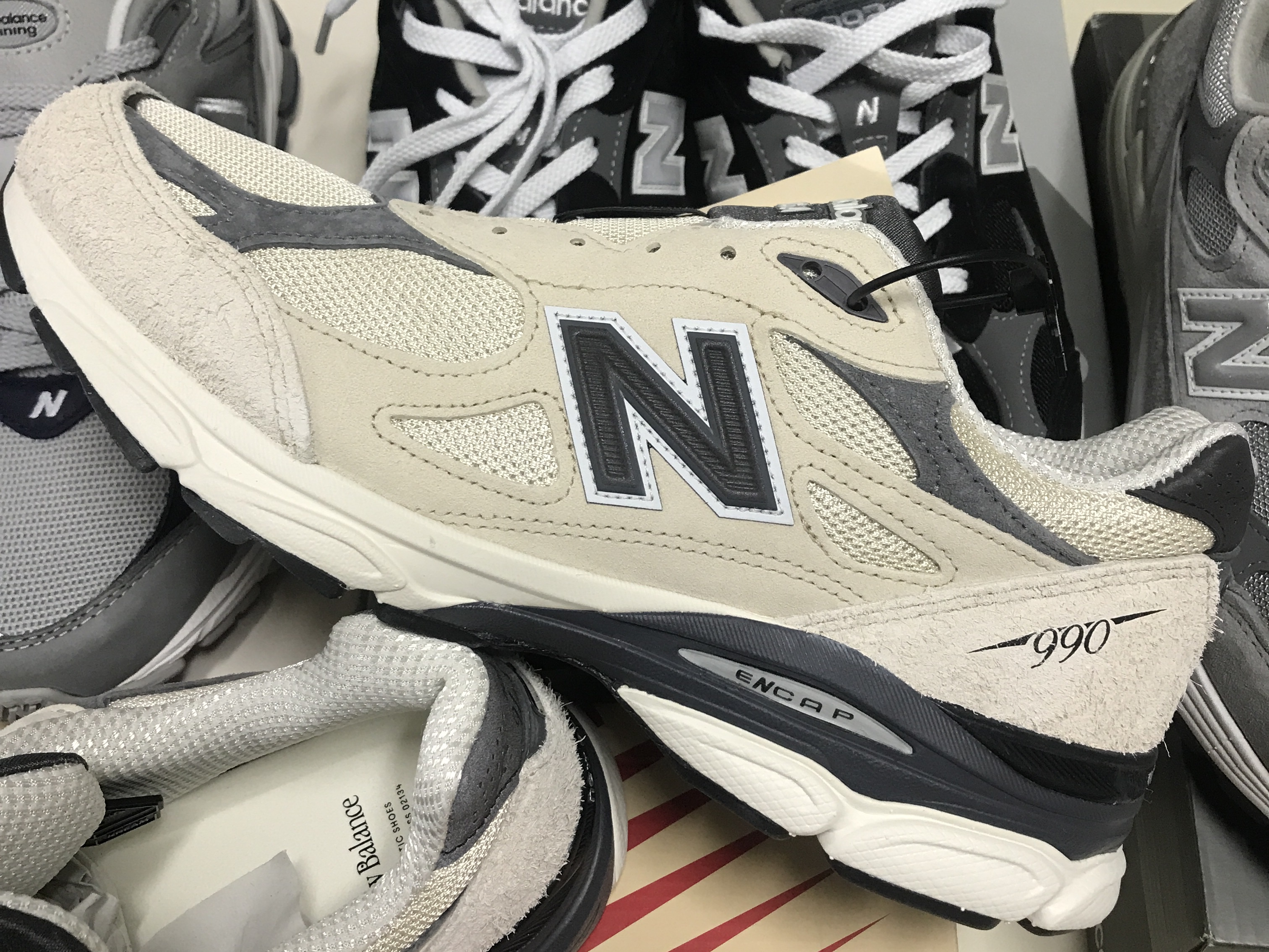 New Balance 992 Made in USA Grey - D Standard, New Balance 992 Made in USA Black Grey 착용 스타일 - 2