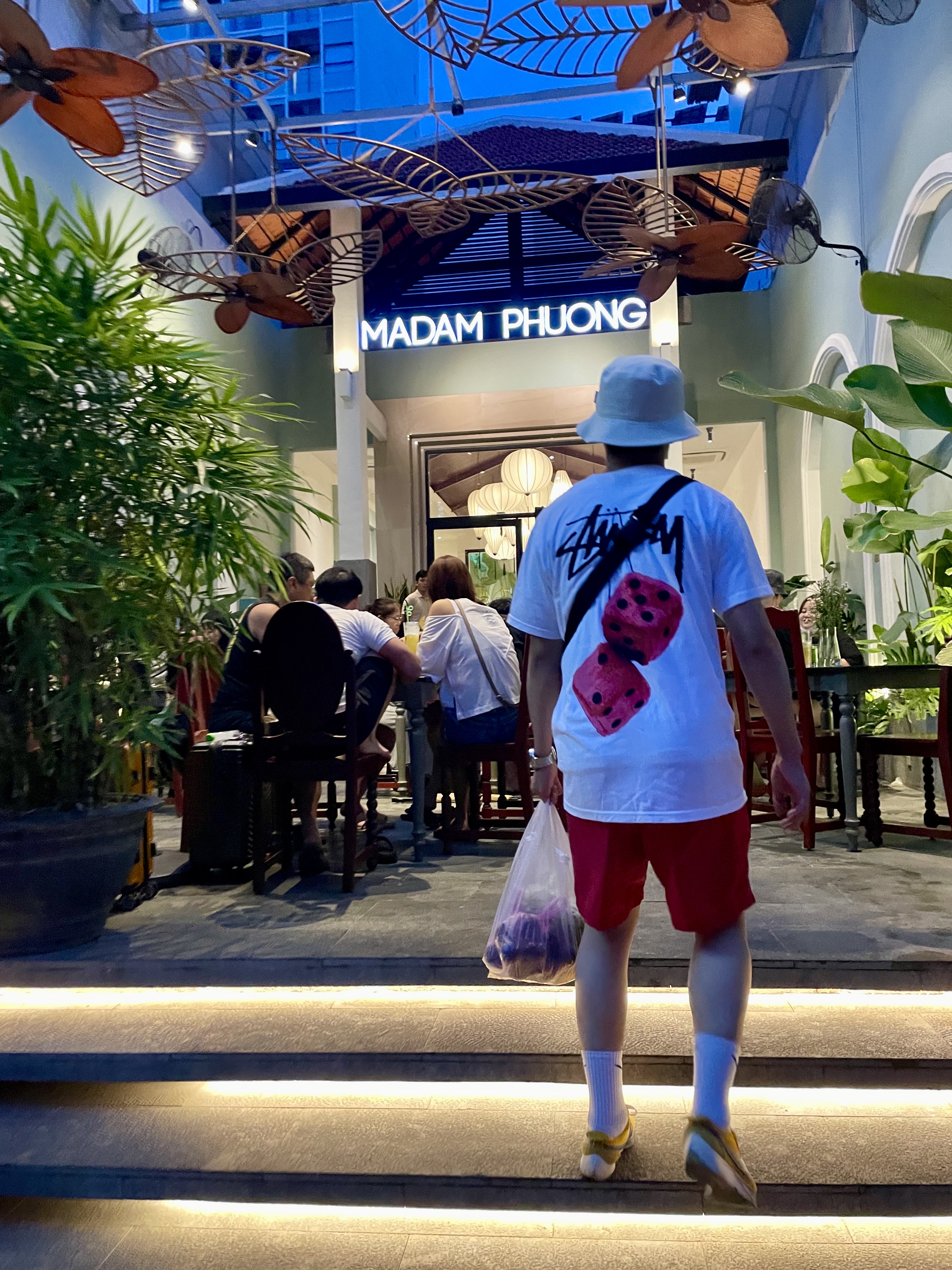 Stussy Fuzzy Dice T-Shirt White, Nike Moon Racer Yellow Ochre Gym Blue 착용 스타일 - 2