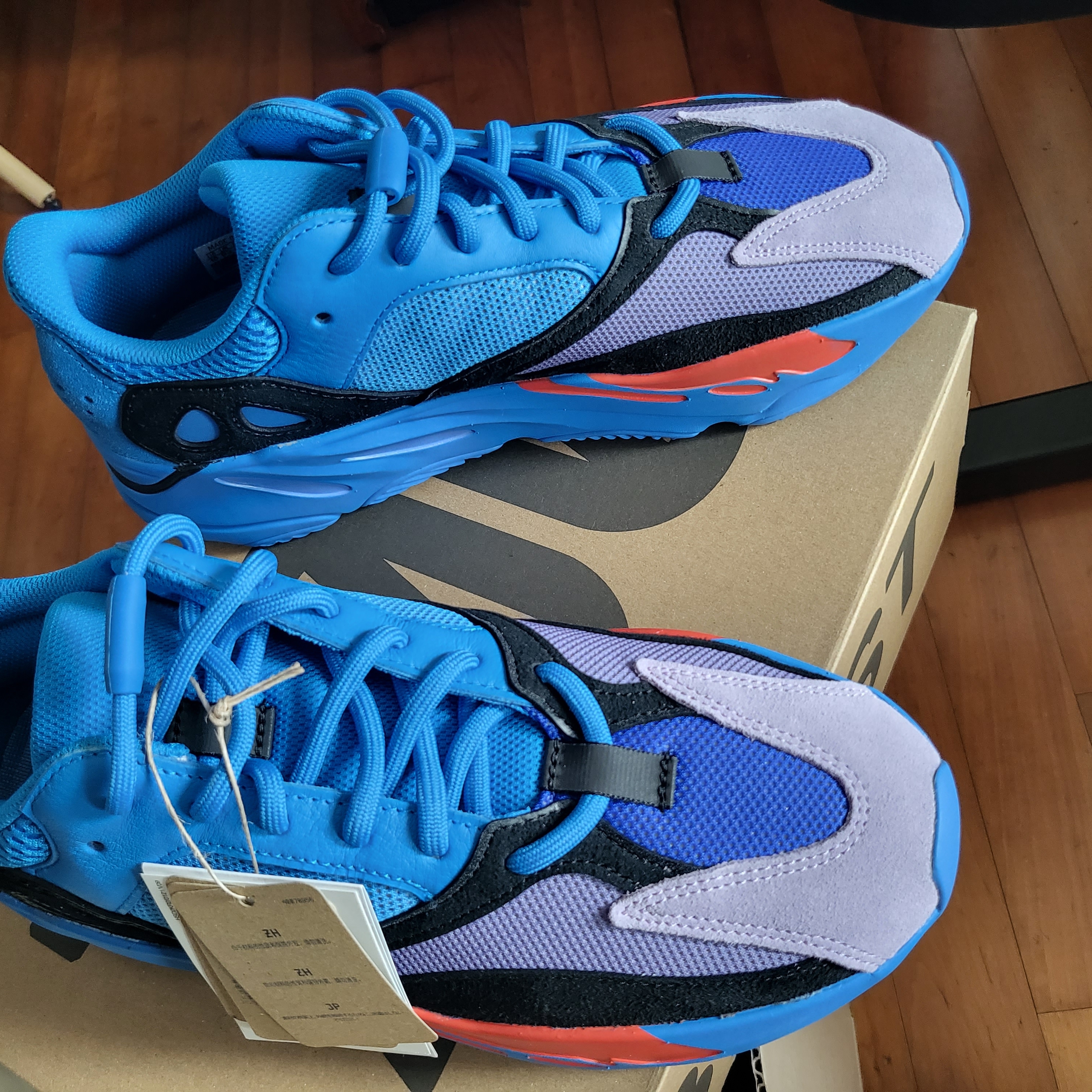 Adidas Yeezy Boost 700 Hi-Res Blue 착용 스타일