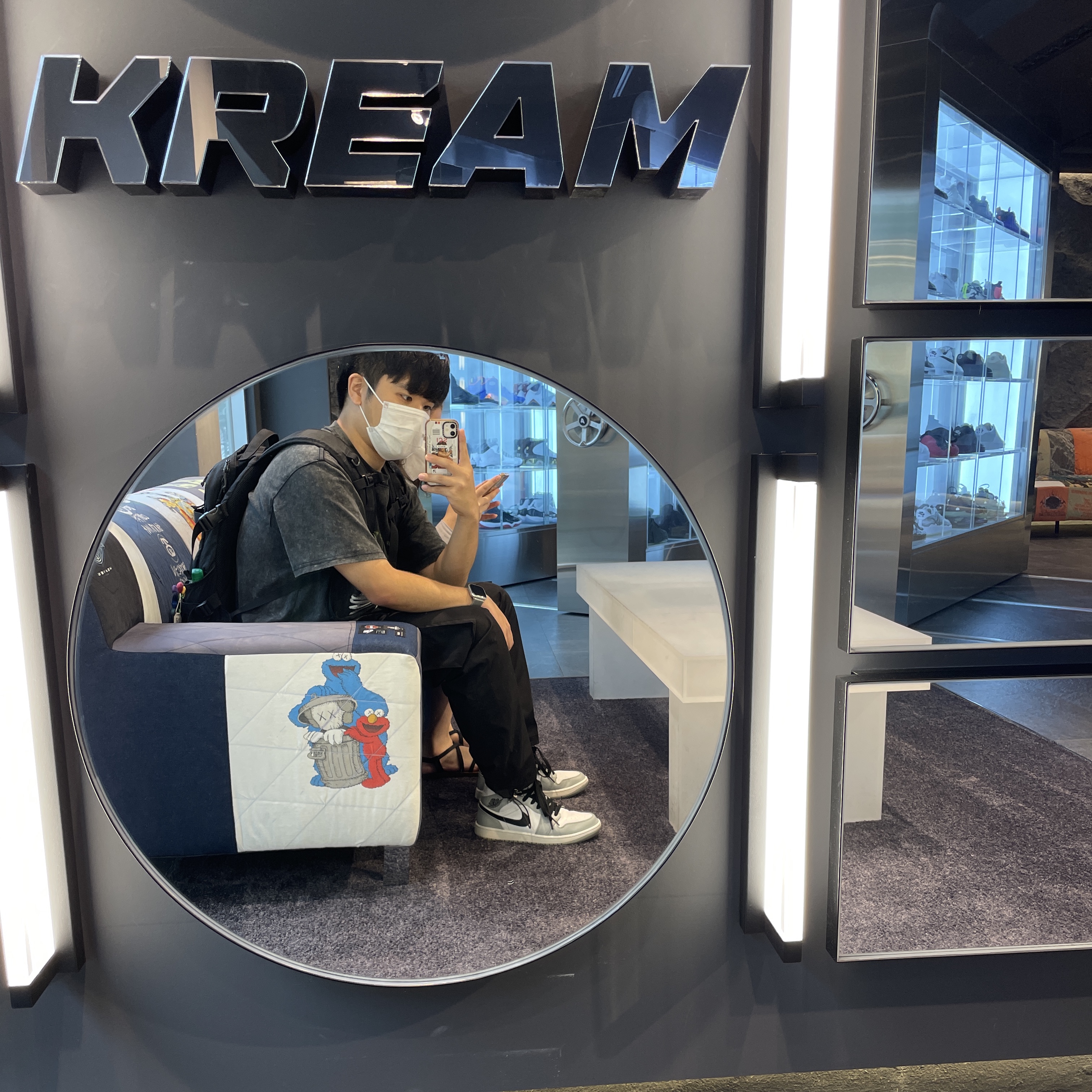 Jordan 1 Mid Light Smoke Grey, Supreme Backpack Black - 18FW 착용 스타일