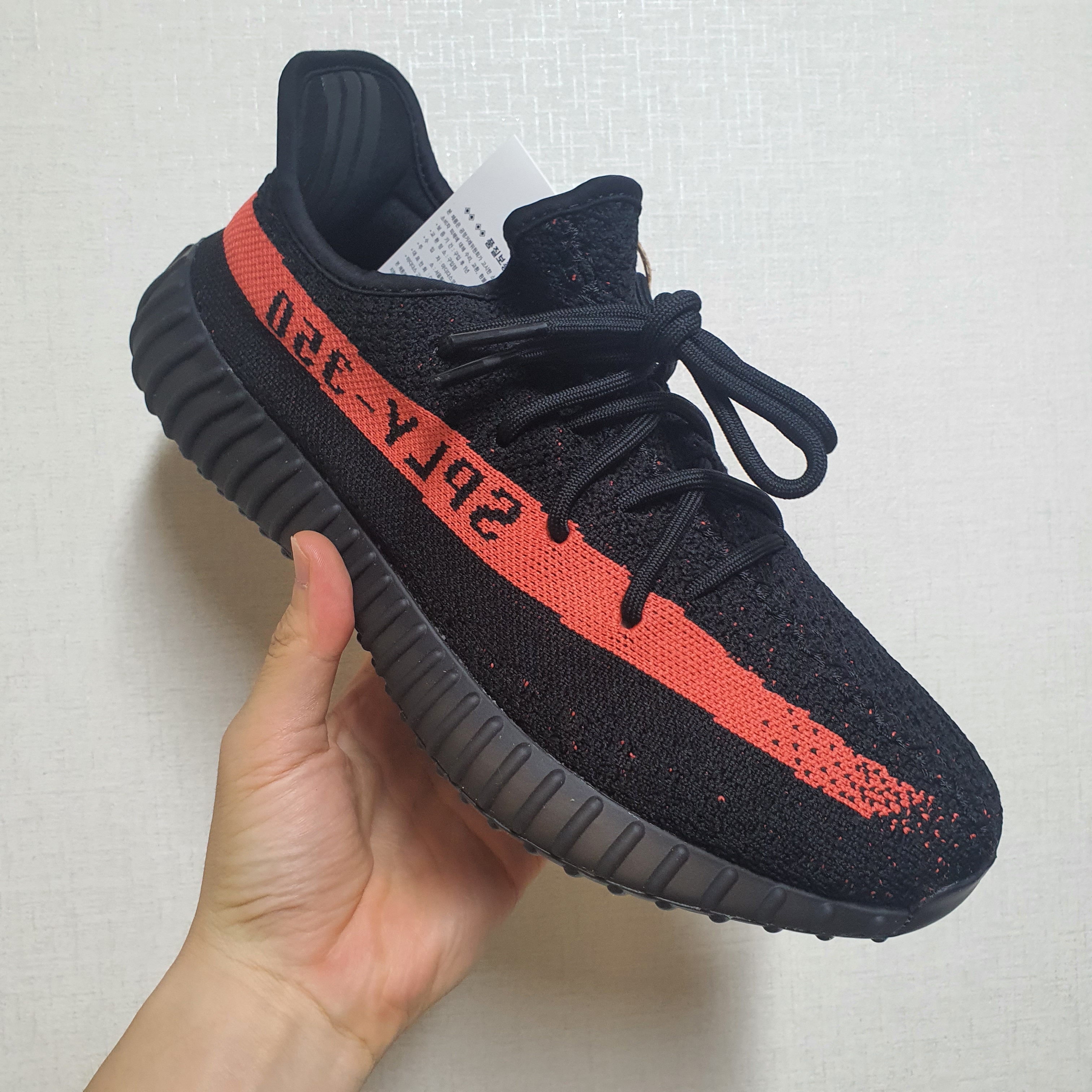 Adidas Yeezy Boost 350 V2 Core Black Red 2022/2023 착용 스타일