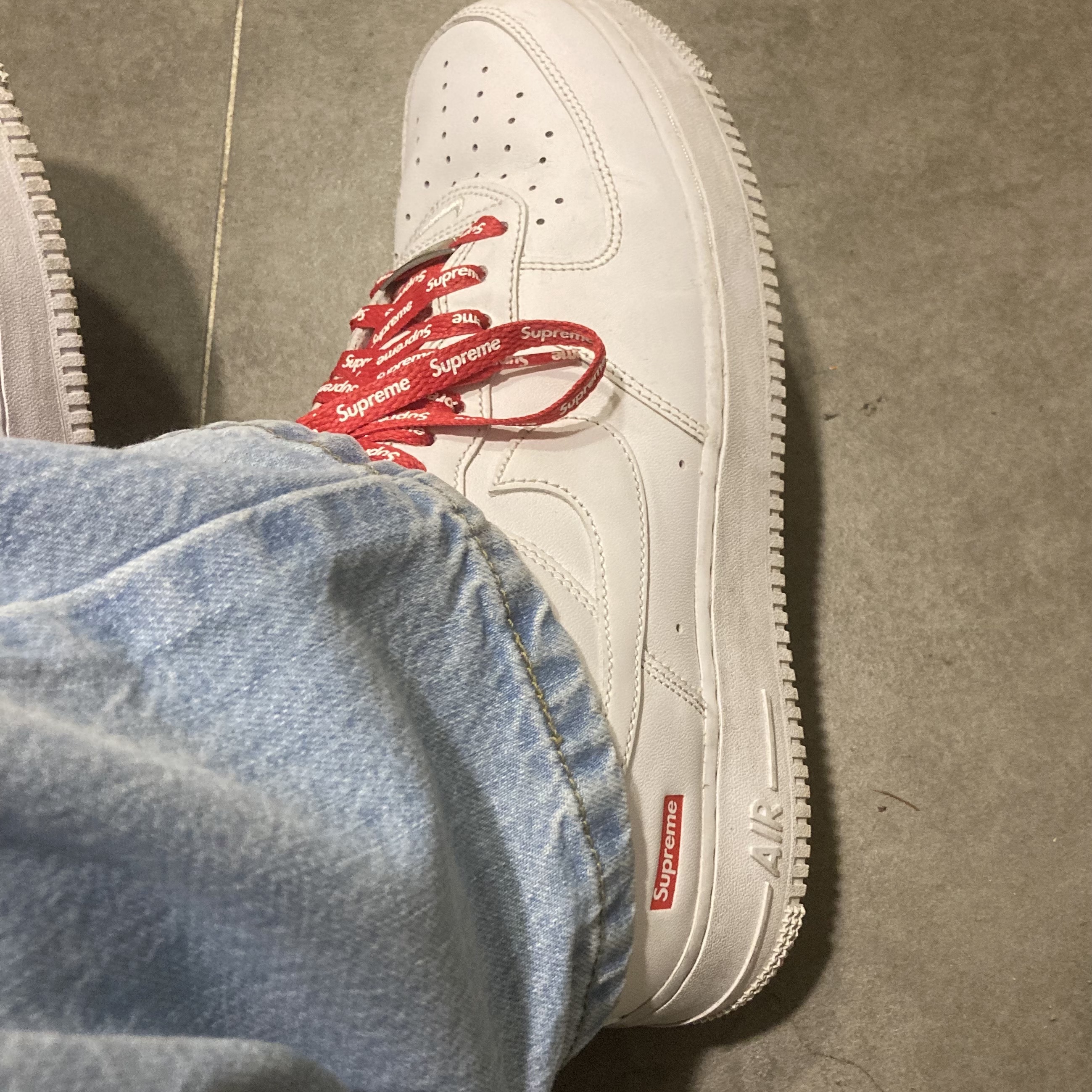 Nike x Supreme Air Force 1 Low White 착용 스타일 - 2