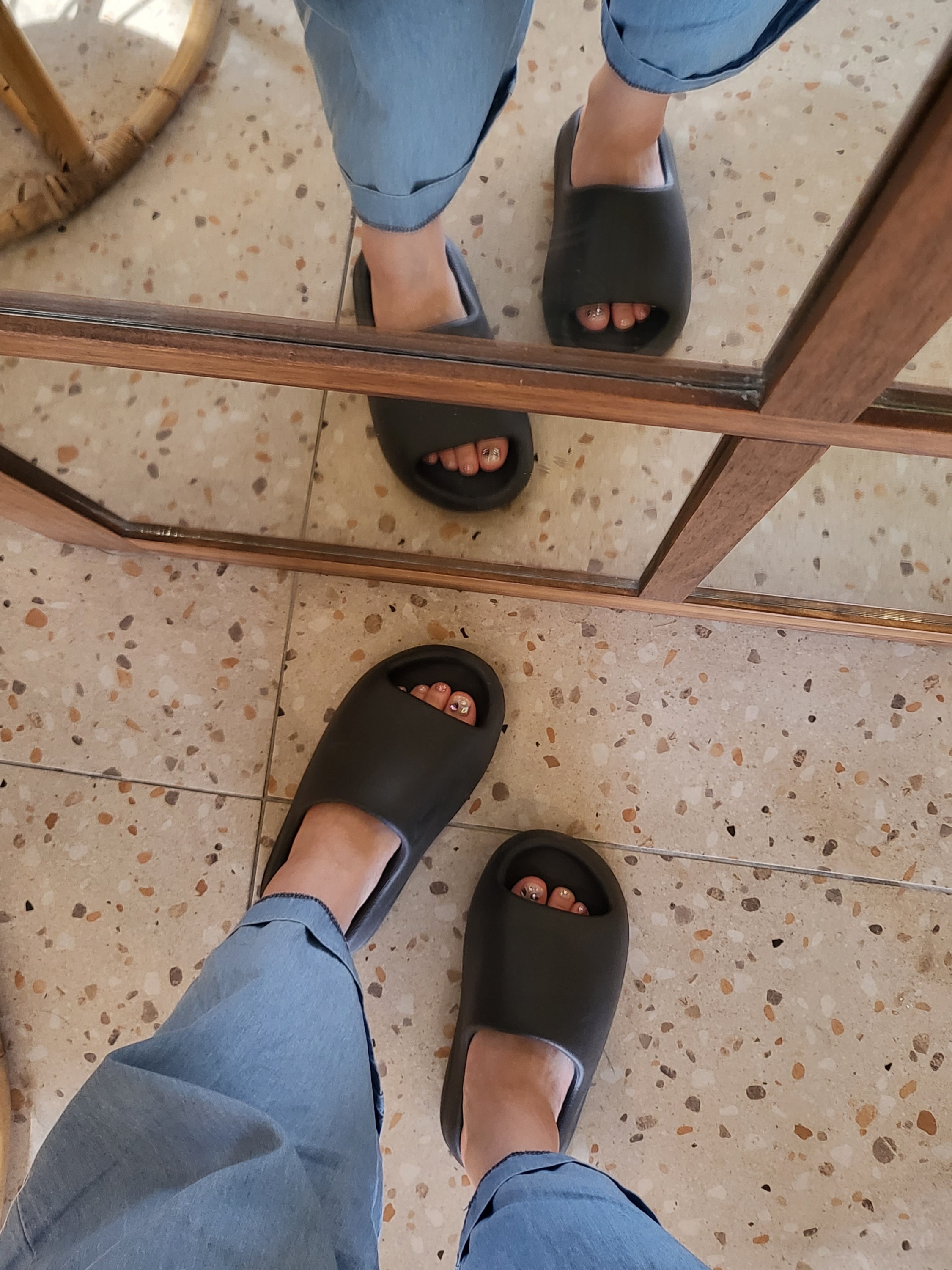 Adidas Yeezy Slide Onyx 착용 스타일