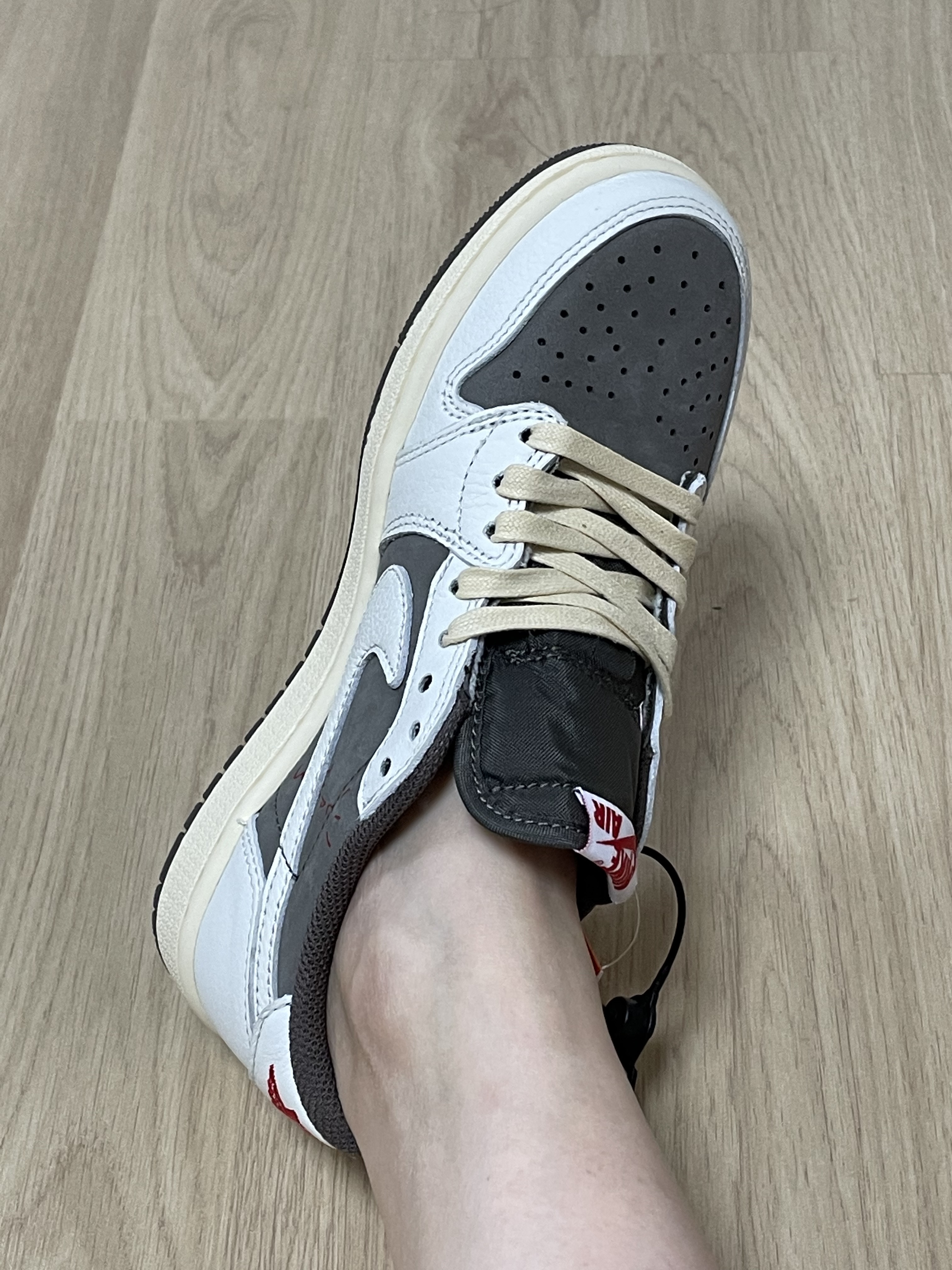 Jordan 1 x Travis Scott Retro Low OG SP Sail and Ridgerock, (W) Nike Dunk Low SE Flip 착용 스타일 - 2