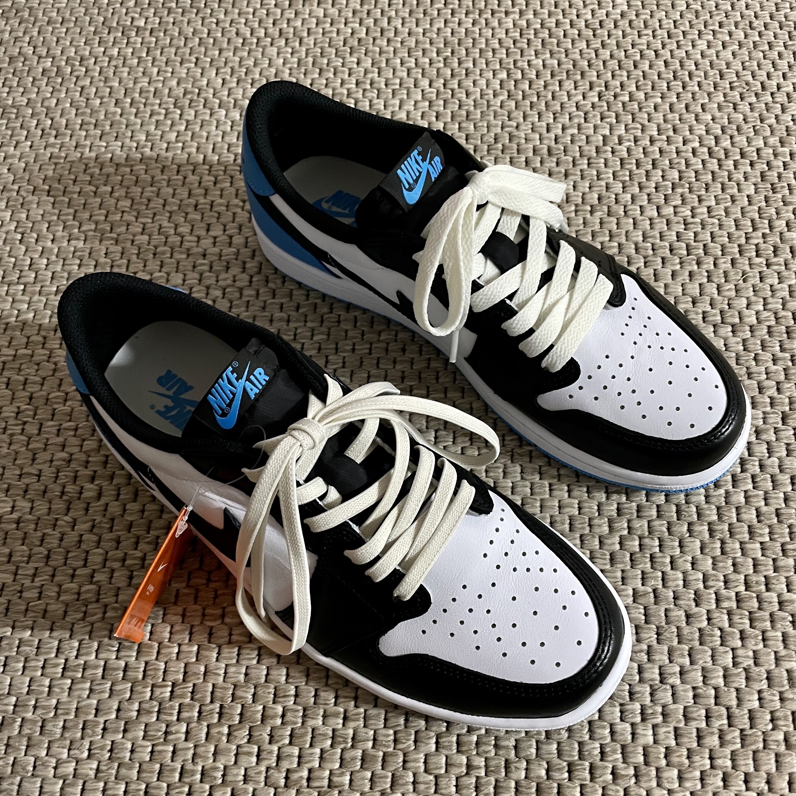 Jordan 1 Retro Low OG Black and Dark Powder Blue 착용 스타일 - 2