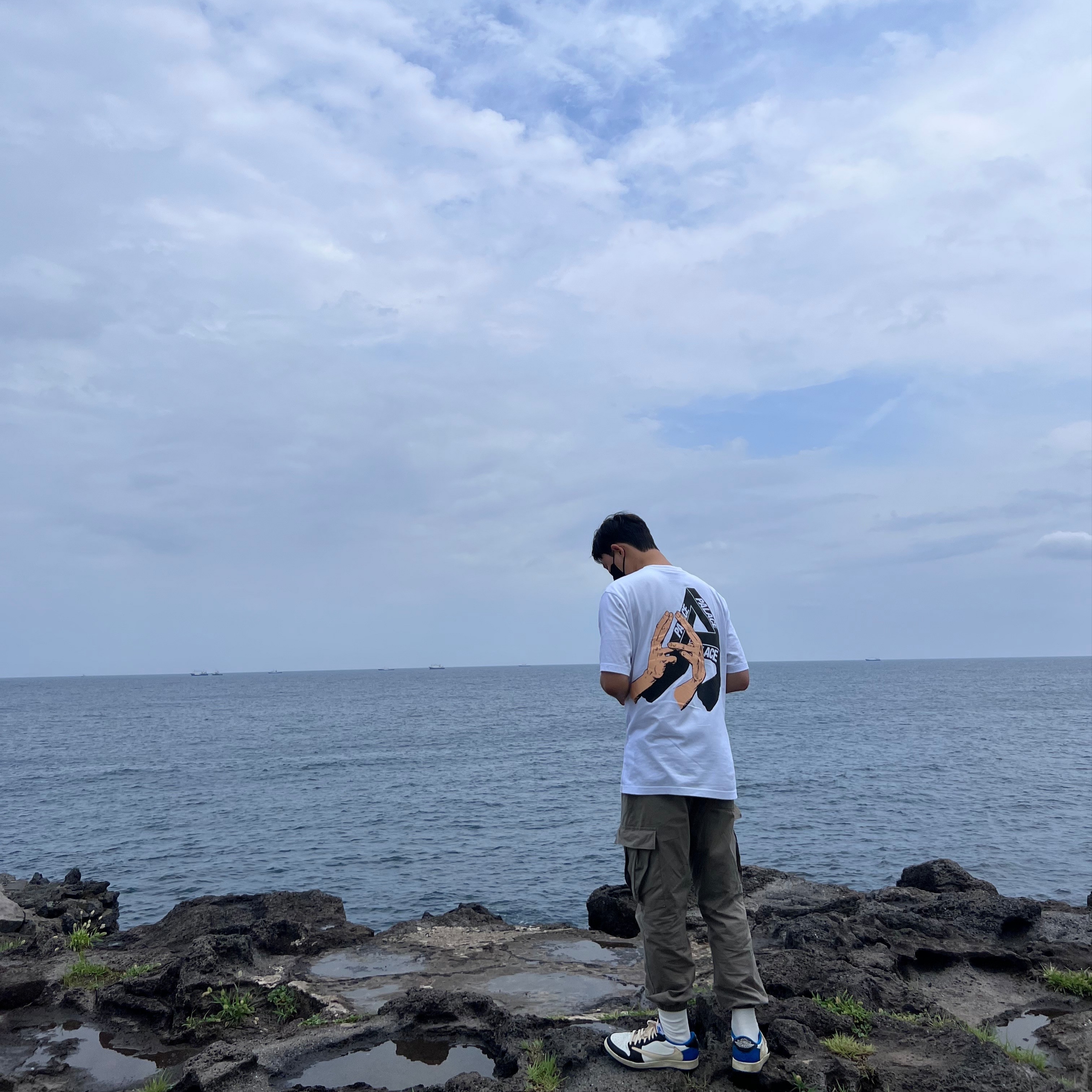 Palace Valley of the Shadows T-Shirt White - 22SS, Jordan 1 x Travis Scott x Fragment Retro Low OG SP Military Blue 착용 스타일 - 2