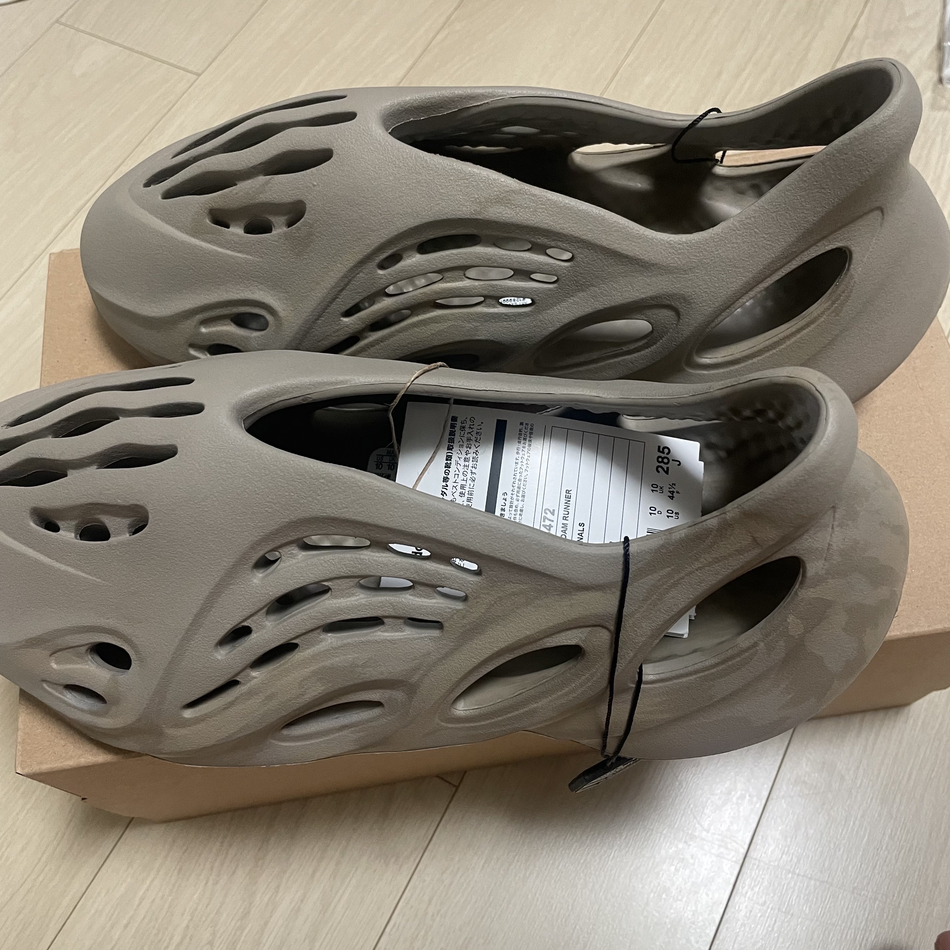 Adidas Yeezy Foam RNNR Stone Sage 착용 스타일