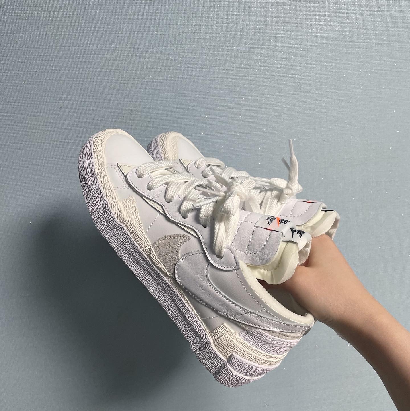 Nike x Sacai Blazer Low White Patent Leather 착용 스타일 - 2