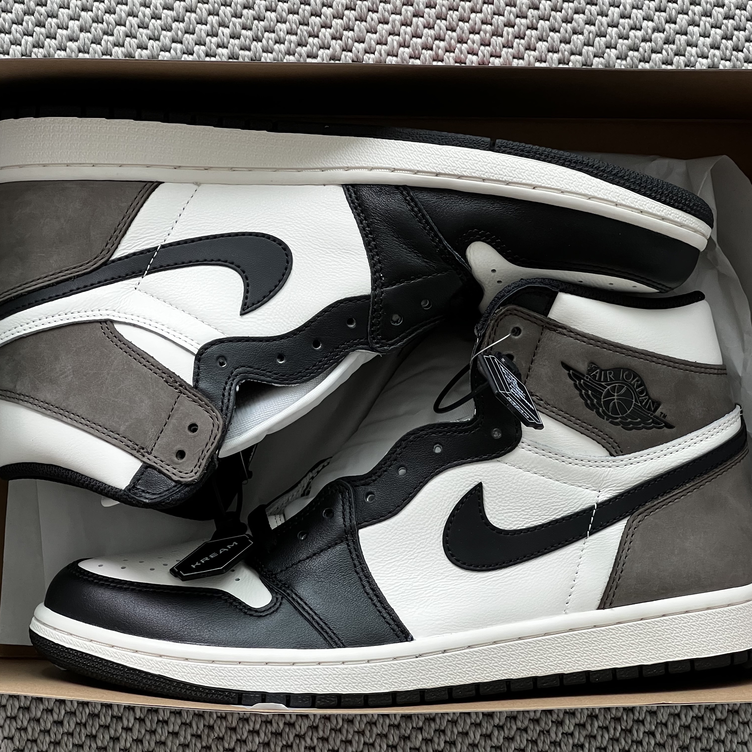 Jordan 1 Retro High OG Black Mocha 착용 스타일 - 5