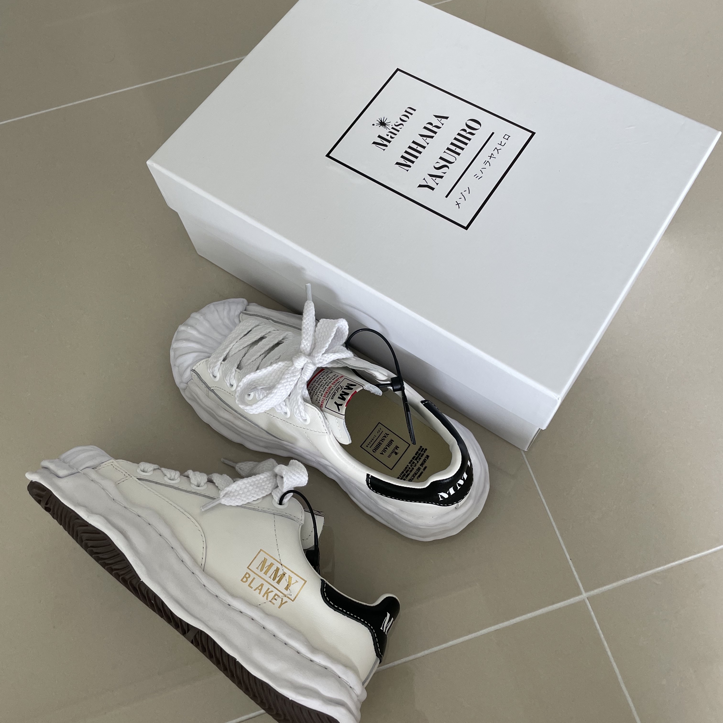 Maison Mihara Yasuhiro Blakey OG Sole Leather Low-top Sneakers White 착용 스타일