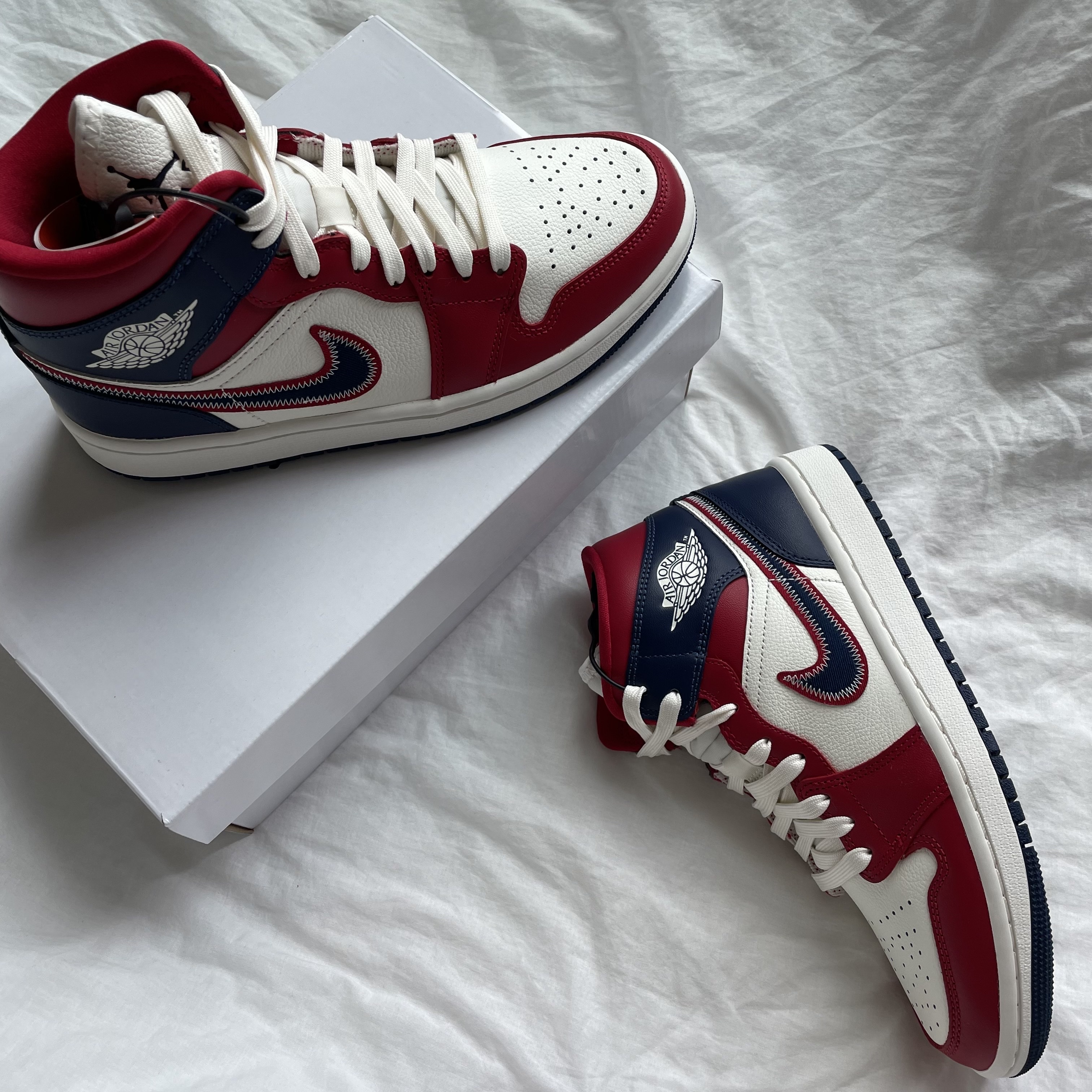 (W) Jordan 1 Mid SE Gym Red Midnight Navy 착용 스타일 - 1