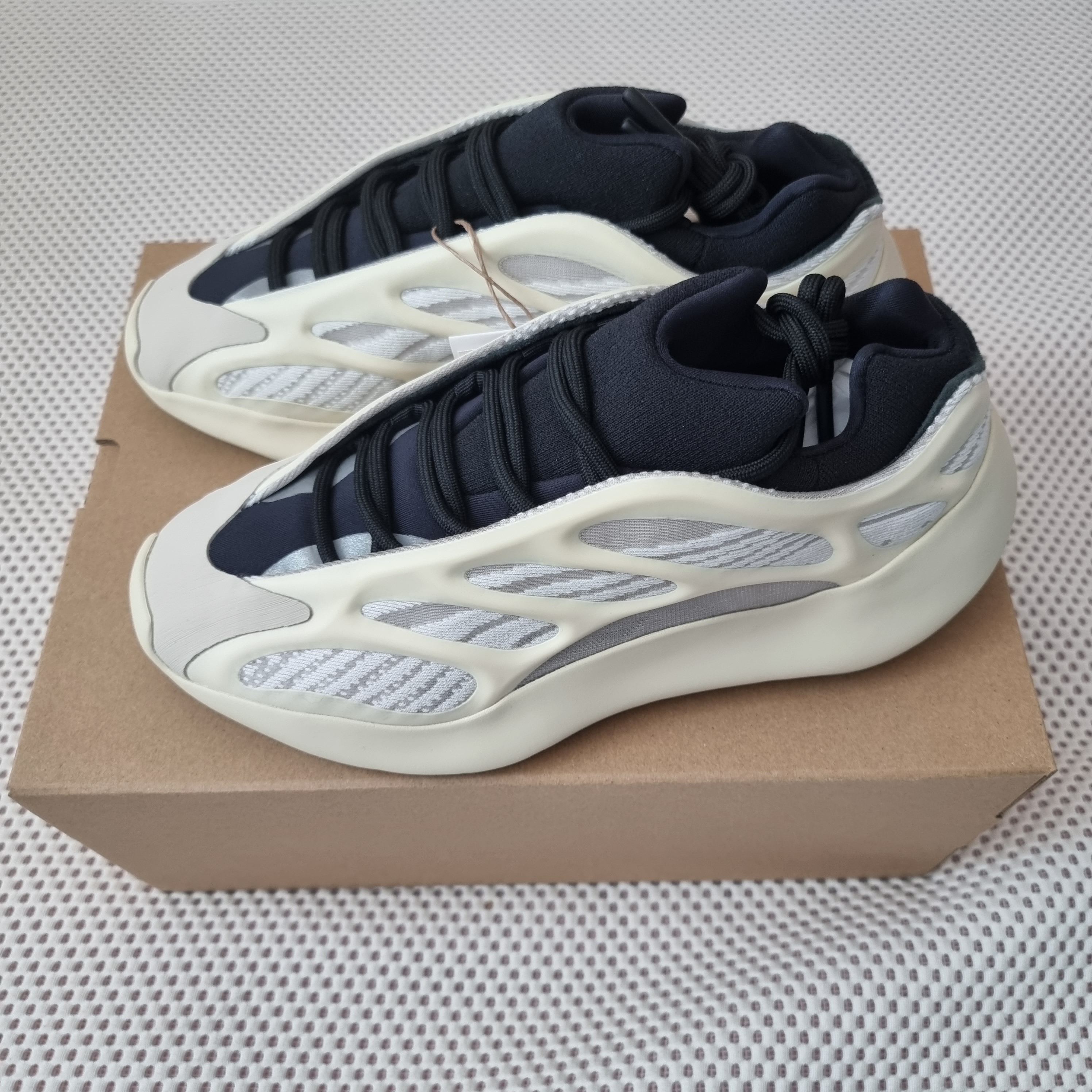 Adidas Yeezy 700 V3 Azael 2022/2023 착용 스타일