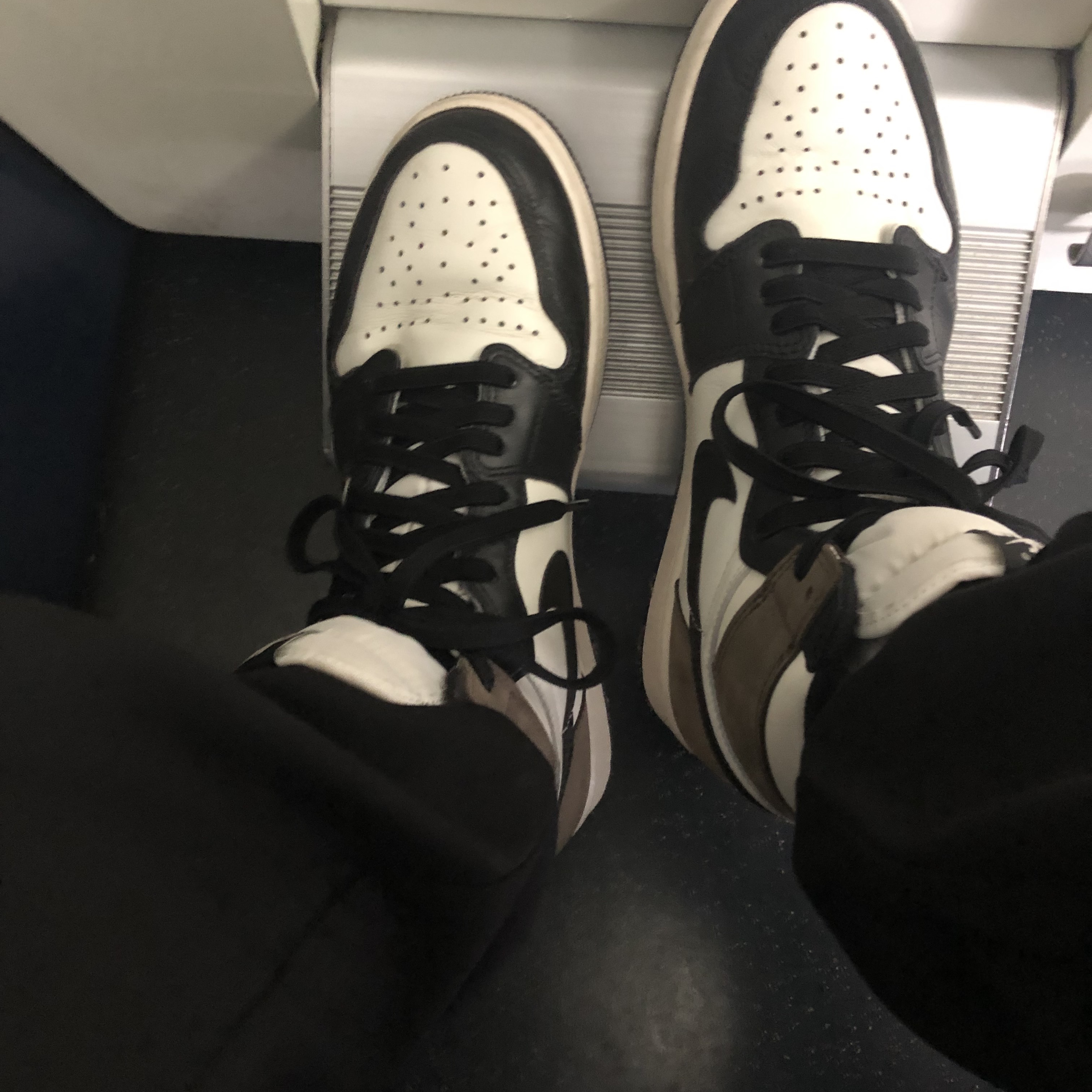 Jordan 1 Retro High OG Black Mocha 착용 스타일